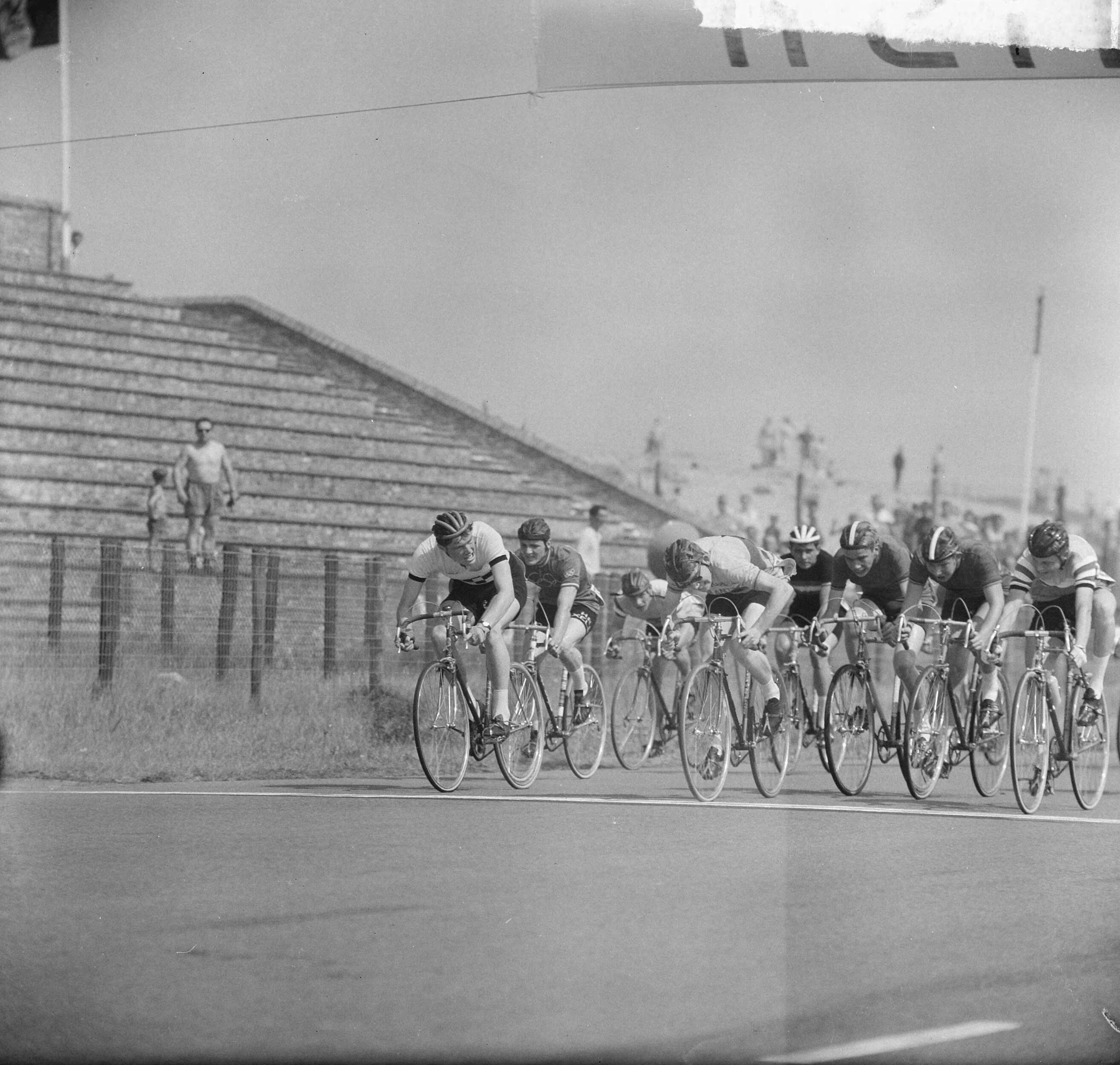 Fotocollectie Anefo — Kampioenschap Wielrennen op de weg 1964 te Zandvoort. Finish bij de aspiranten, gewonnen door Ad van Overveld uit Zegge, voor H. van der Moot uit Amsterdam en J. Bakker uit Zaandam — Foto: Nijs, Jac. de / Anefo. Licentie: Set B: Rechtenvrij / Publiek Domein. Bron: Nationaal Archief. http://hdl.handle.net/10648/aa711d00-d0b4-102d-bcf8-003048976d84