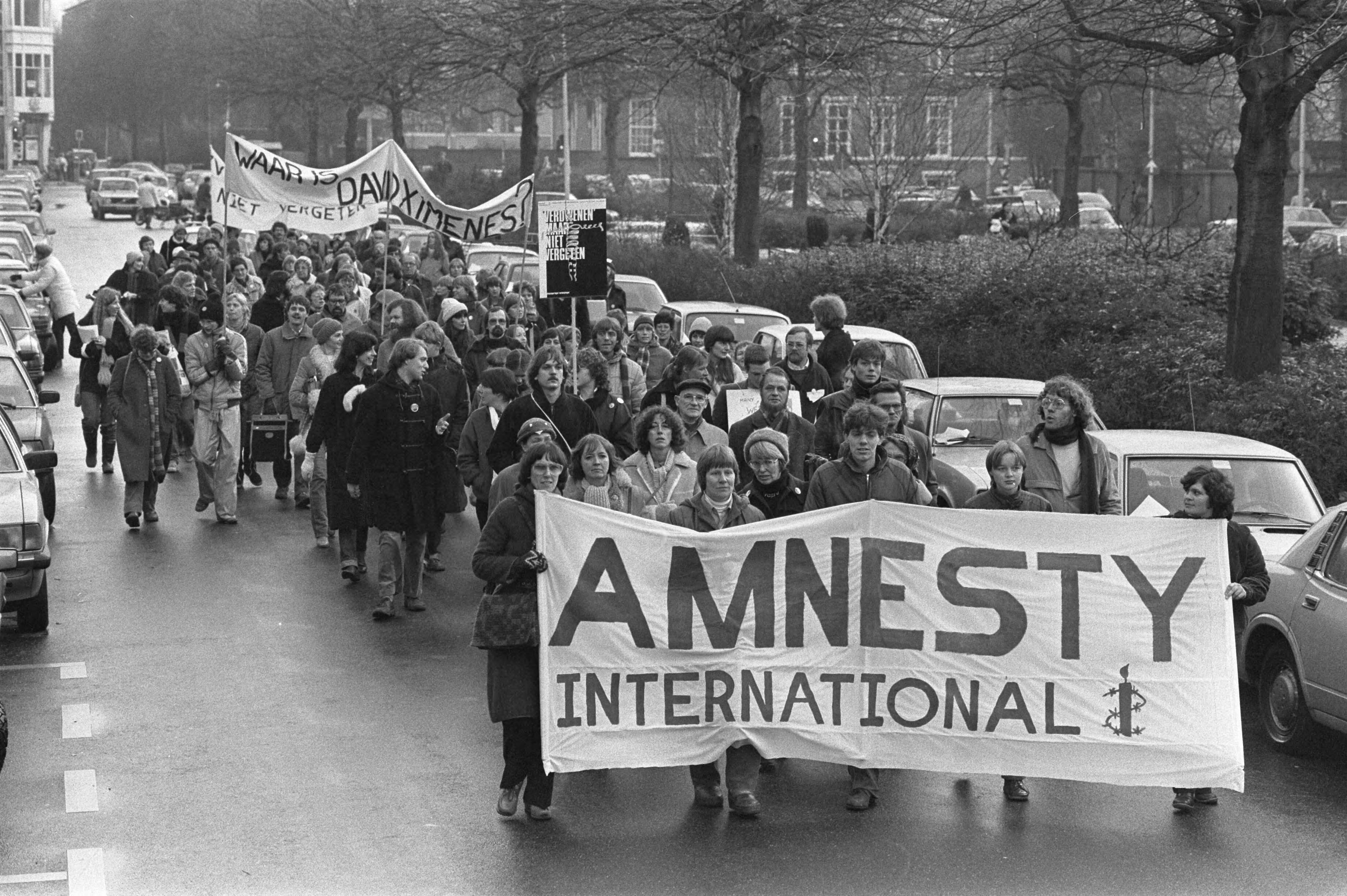 Dag voor de mensenrechten, een actie van Amnesty International tegen verdwijningen — Demonstranten in Den Haag lopen langs diverse ambassades — Foto: Antonisse, Marcel / Anefo. Licentie: Set B: Rechtenvrij / Publiek Domein. Bron: Nationaal Archief. http://hdl.handle.net/10648/ad0ae92e-d0b4-102d-bcf8-003048976d84