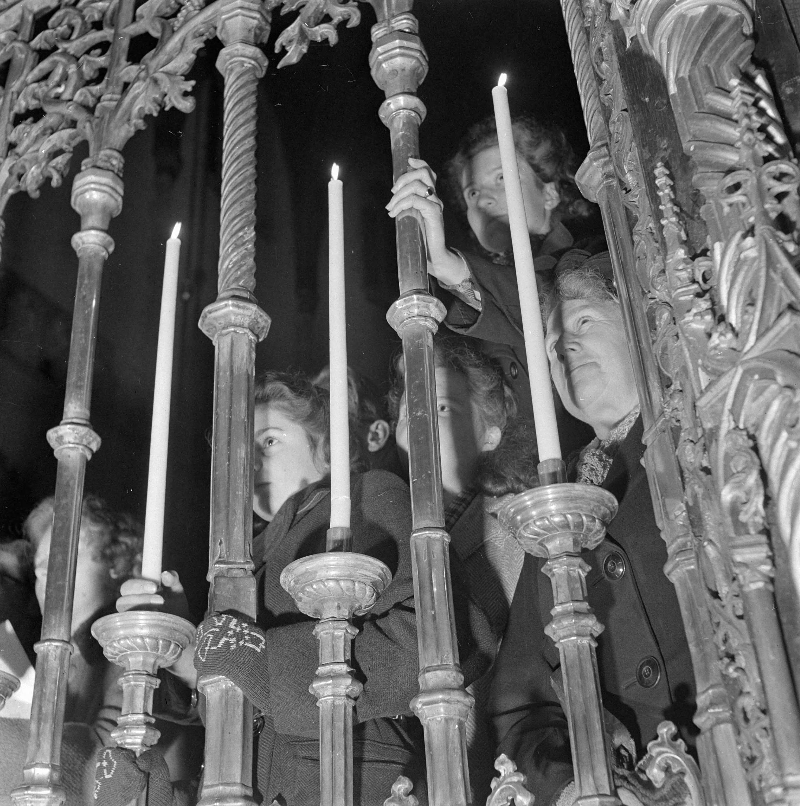 Fotocollectie Anefo — Kerstspel in de Grote of St. Bavokerk te Haarlem — Foto: Haren Noman, Theo van / Anefo. Licentie: Set B: Rechtenvrij / Publiek Domein. Bron: Nationaal Archief. http://hdl.handle.net/10648/a88fcad6-d0b4-102d-bcf8-003048976d84