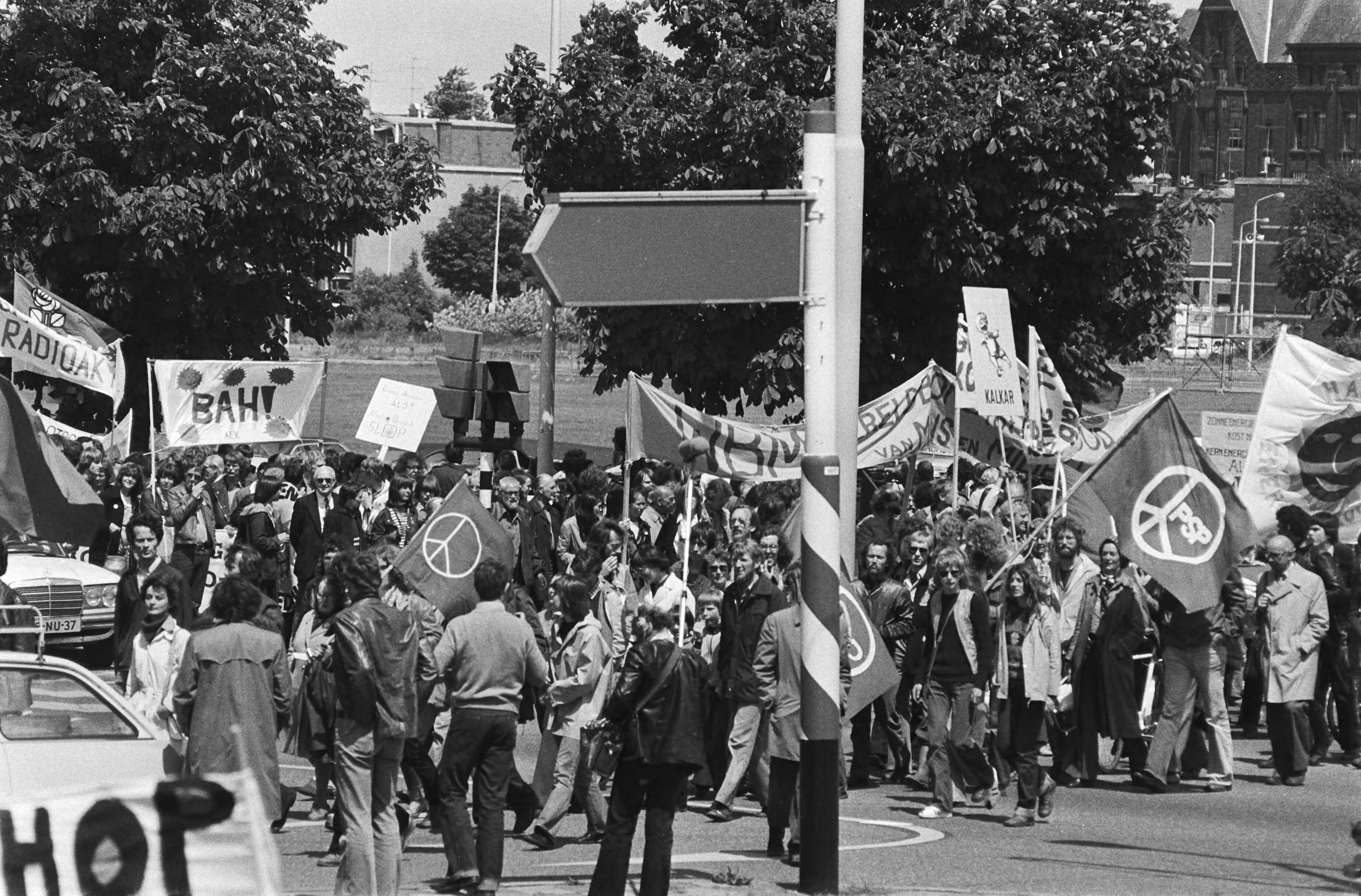 Fotocollectie Anefo — Demonstratie tegen UC Nederland in Den Haag ; demonstranten onderweg — Foto: Peters, Hans / Anefo. Licentie: Set B: Rechtenvrij / Publiek Domein. Bron: Nationaal Archief. http://hdl.handle.net/10648/acb73a40-d0b4-102d-bcf8-003048976d84