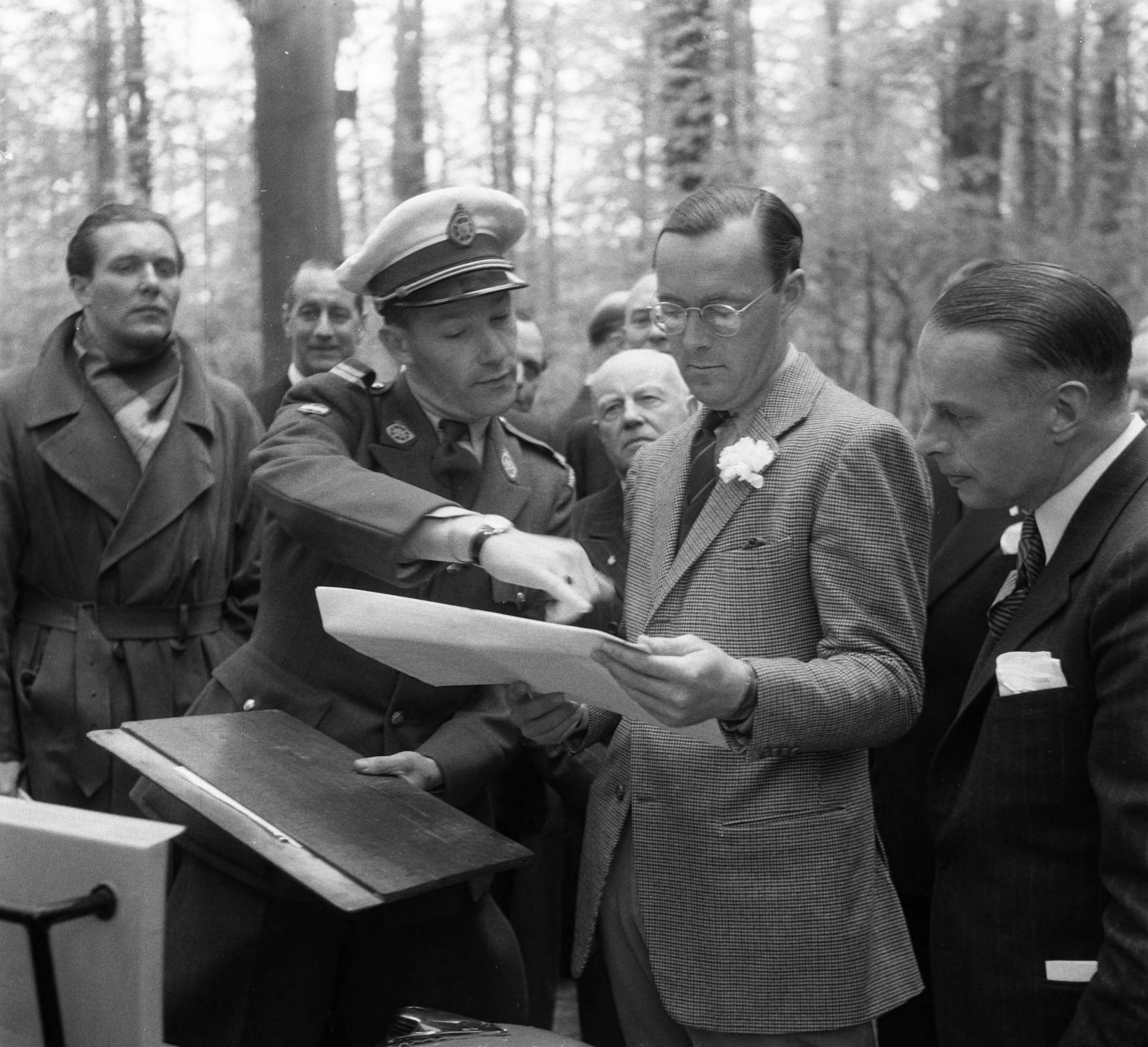 Viering 5-jarig bestaan Wegenwacht. Inspectie door prins Bernhard in de tuin van paleis Soestdijk — Viering 5-jarig bestaan Wegenwacht. Inspectie door prins Bernhard in de tuin van paleis Soestdijk van wegenwachters met hun voertuigen — Foto: Noske, J.D. / Anefo. Licentie: Set B: Rechtenvrij / Publiek Domein. Bron: Nationaal Archief. http://hdl.handle.net/10648/a8e9d9b8-d0b4-102d-bcf8-003048976d84