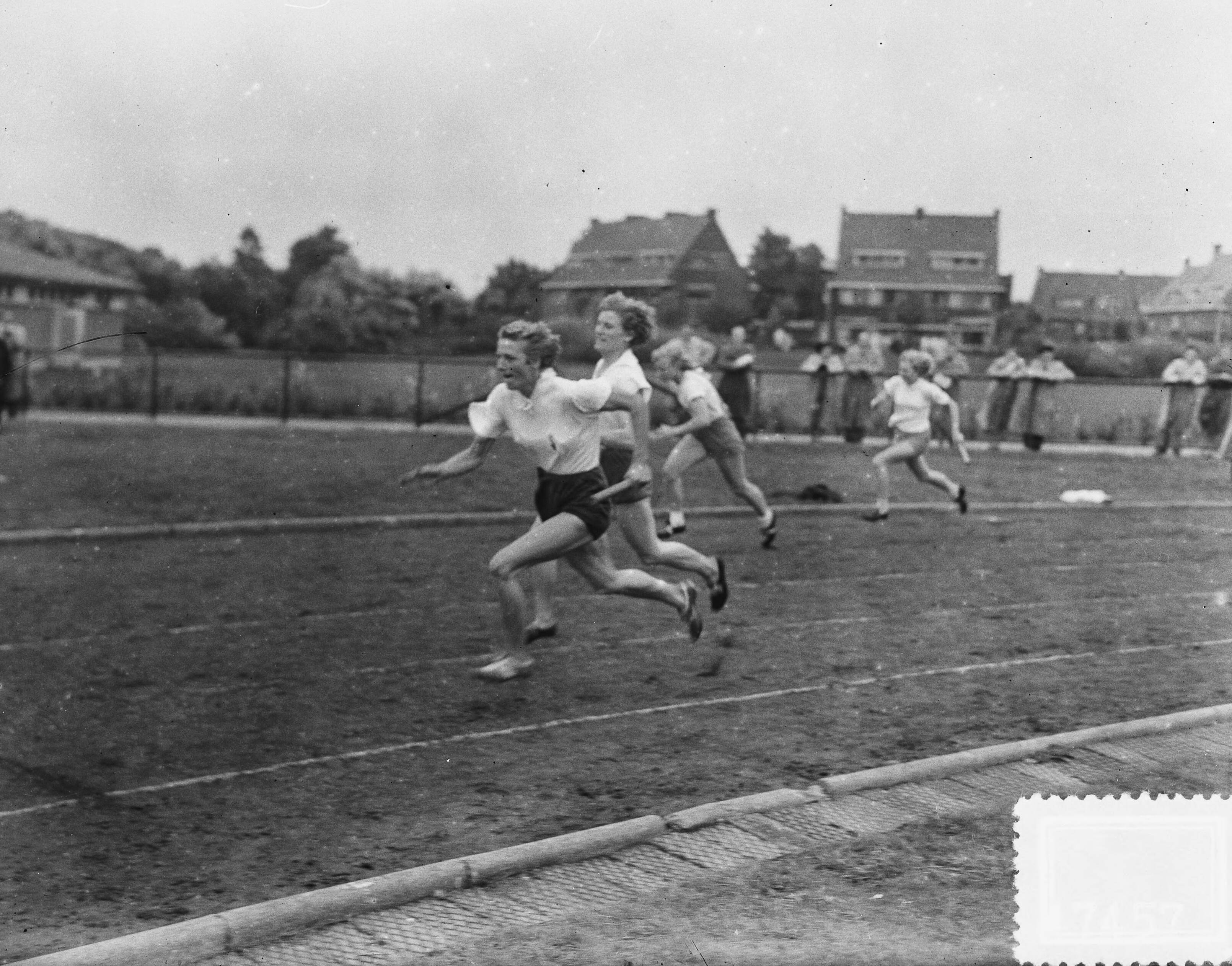Dames clubkampioenschappen om de Prinses Julianabeker op de sintelbaan aan de Laan van Poot te Den Haag — Atletiekwedstrijden om de Prinses Julianabeker op de sintelbaan aan de Laan van Poot te Den Haag. Fanny Blankers-Koen in actie voor Sagitta op de 4x100 meter estafette. Achter haar Gré de Jongh — Foto: Duinen, H. van / Anefo. Licentie: Set B: Rechtenvrij / Publiek Domein. Bron: Nationaal Archief. http://hdl.handle.net/10648/a8eee282-d0b4-102d-bcf8-003048976d84