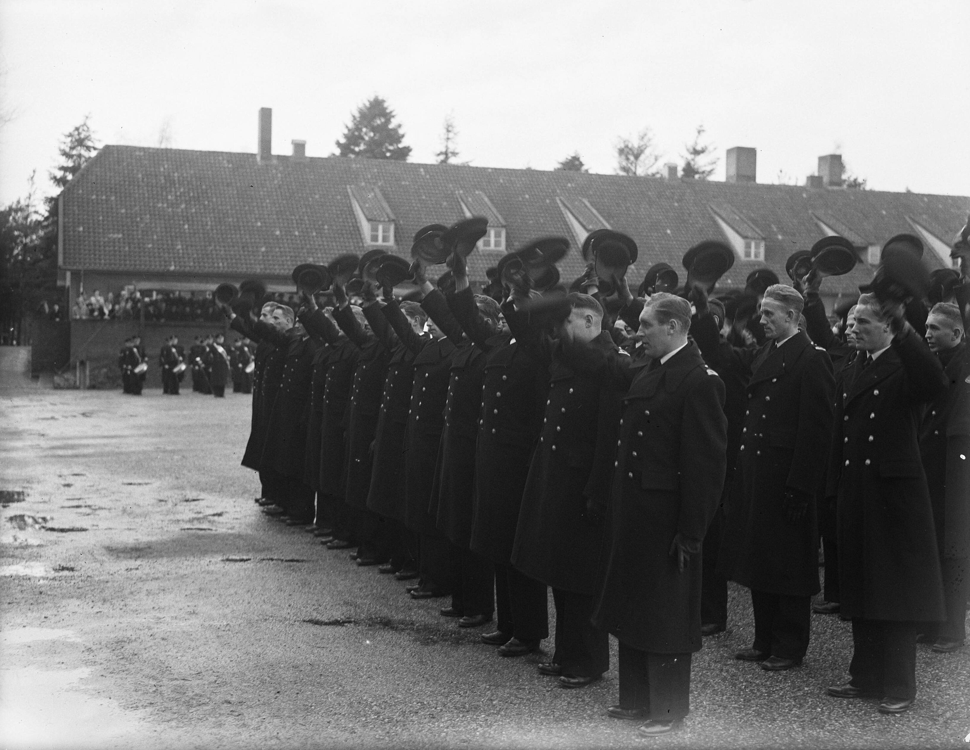 Beëdiging 100 adelborsten MOC te Zeist — Adelborsten roepen "Lang leve de Koningin" — Foto: Noske, J.D. / Anefo. Licentie: Set B: Rechtenvrij / Publiek Domein. Bron: Nationaal Archief. http://hdl.handle.net/10648/a8b18400-d0b4-102d-bcf8-003048976d84