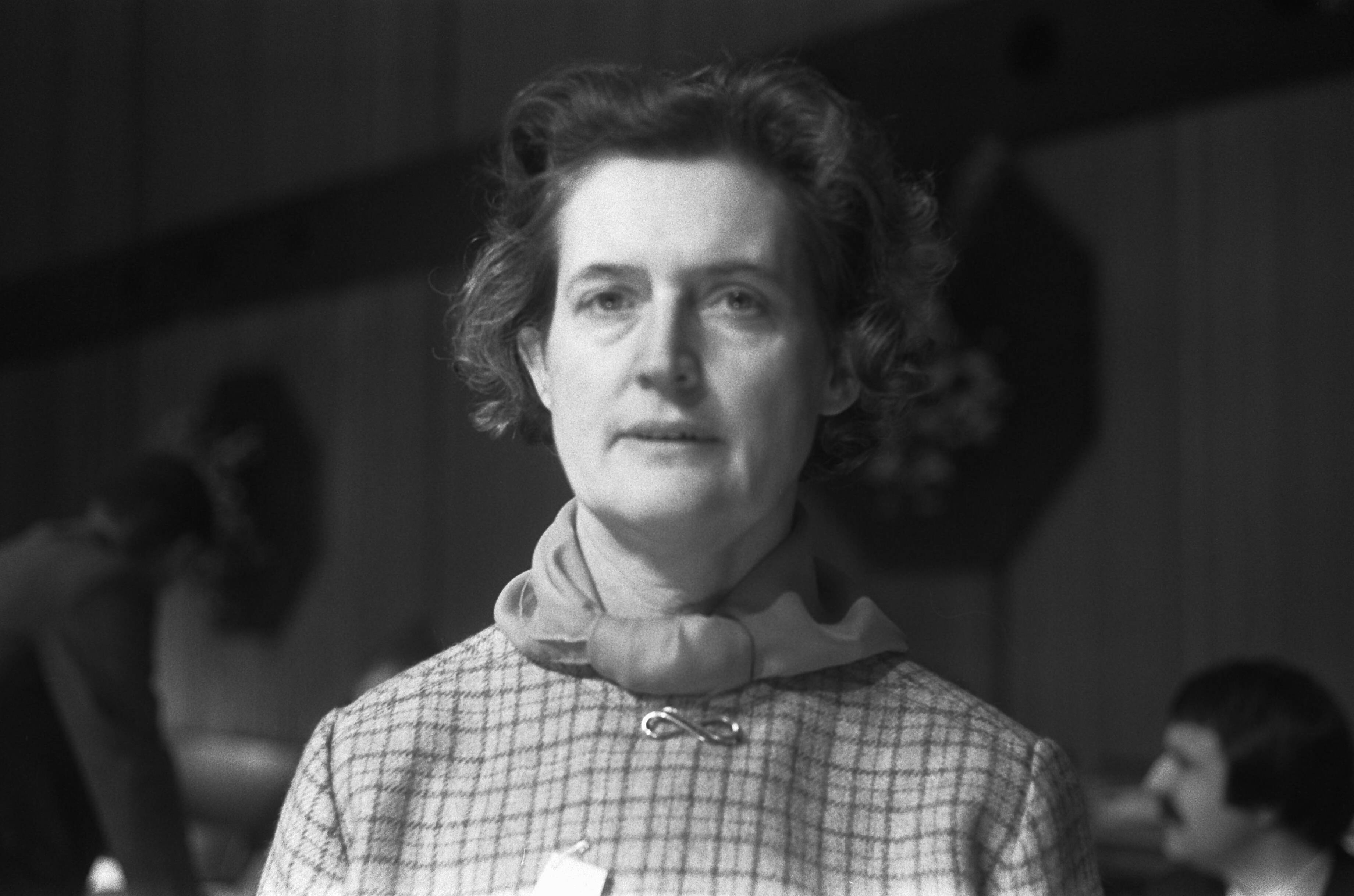 Fotocollectie Anefo — PVDA-congres in Groningen. Aan de bestuurstafel mevrouw Mejuffrouw Schilthuis , secretaresse PVDA — Foto: Koch, Eric / Anefo. Licentie: Set B: Rechtenvrij / Publiek Domein. Bron: Nationaal Archief. http://hdl.handle.net/10648/ab896012-d0b4-102d-bcf8-003048976d84