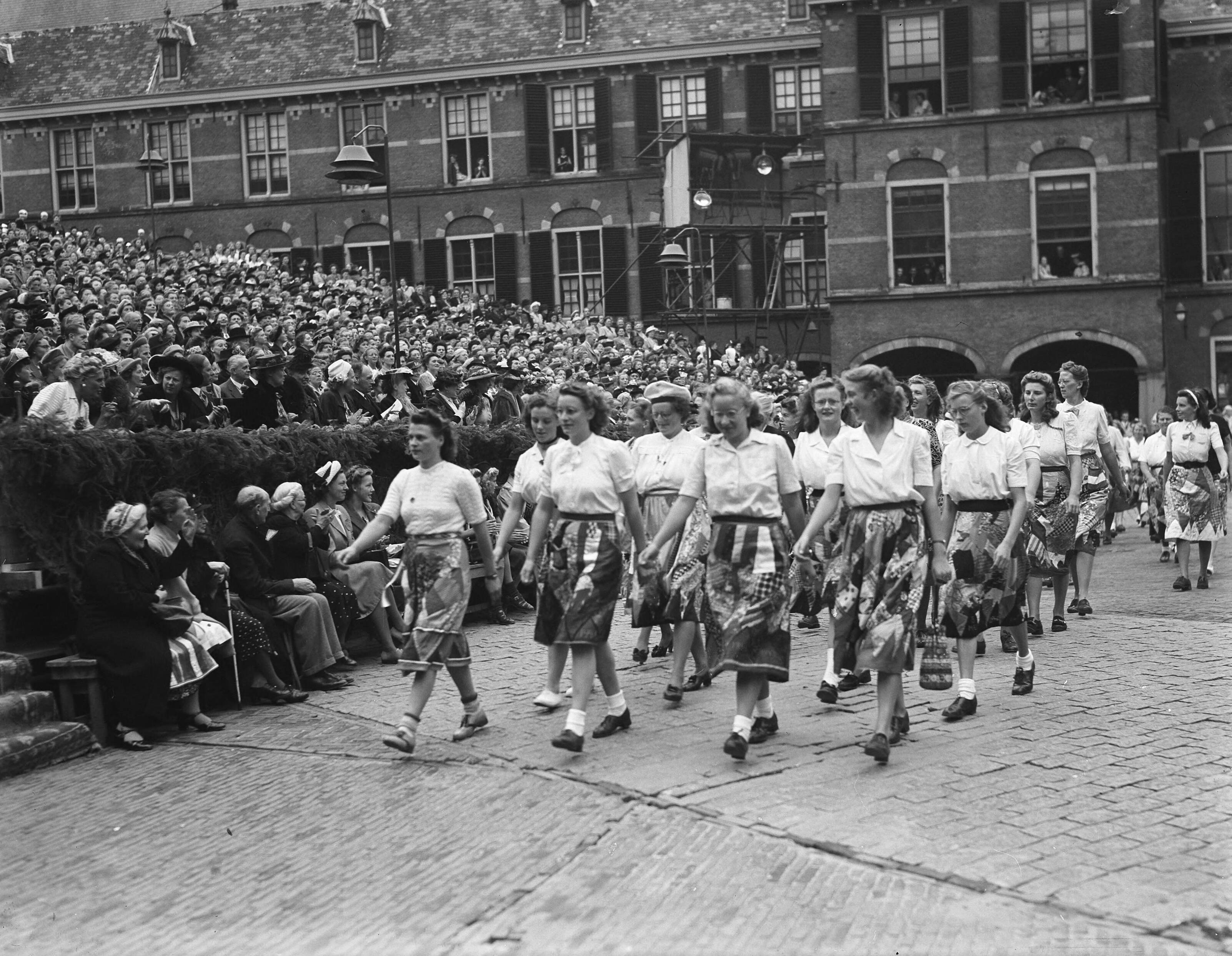 50-jarig regeringsjubileum koningin Wilhelmina — Huldebetoon van de Nederlandse Vrouwen voor prinses Juliana op het Binnenhof in Den Haag. — Foto: Fotograaf Onbekend / Anefo. Licentie: Set B: Rechtenvrij / Publiek Domein. Bron: Nationaal Archief. http://hdl.handle.net/10648/ac03c776-d0b4-102d-bcf8-003048976d84