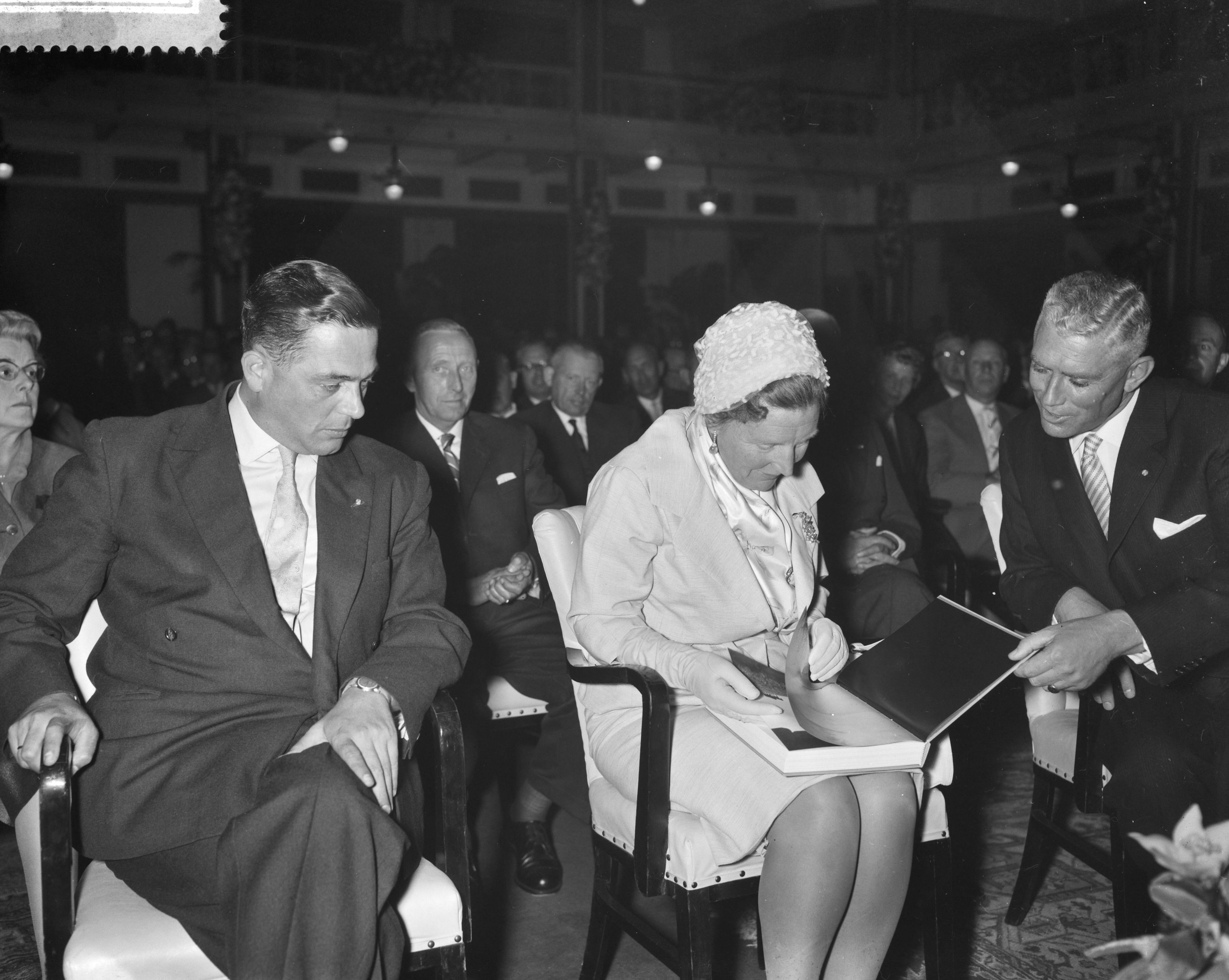Fotocollectie Anefo — Viering 75-jarig bestaan van het Koninklijke Nederlandse Landbouw Comité in het Kurhaus te Scheveningen, in aanwezigheid van koningin Juliana. Vlnr. minister V.G.M. Marijnen, koningin Juliana en ir. C.S. Knottnerus — Foto: Bilsen, Joop van / Anefo. Licentie: Set B: Rechtenvrij / Publiek Domein. Bron: Nationaal Archief. http://hdl.handle.net/10648/a99e3458-d0b4-102d-bcf8-003048976d84