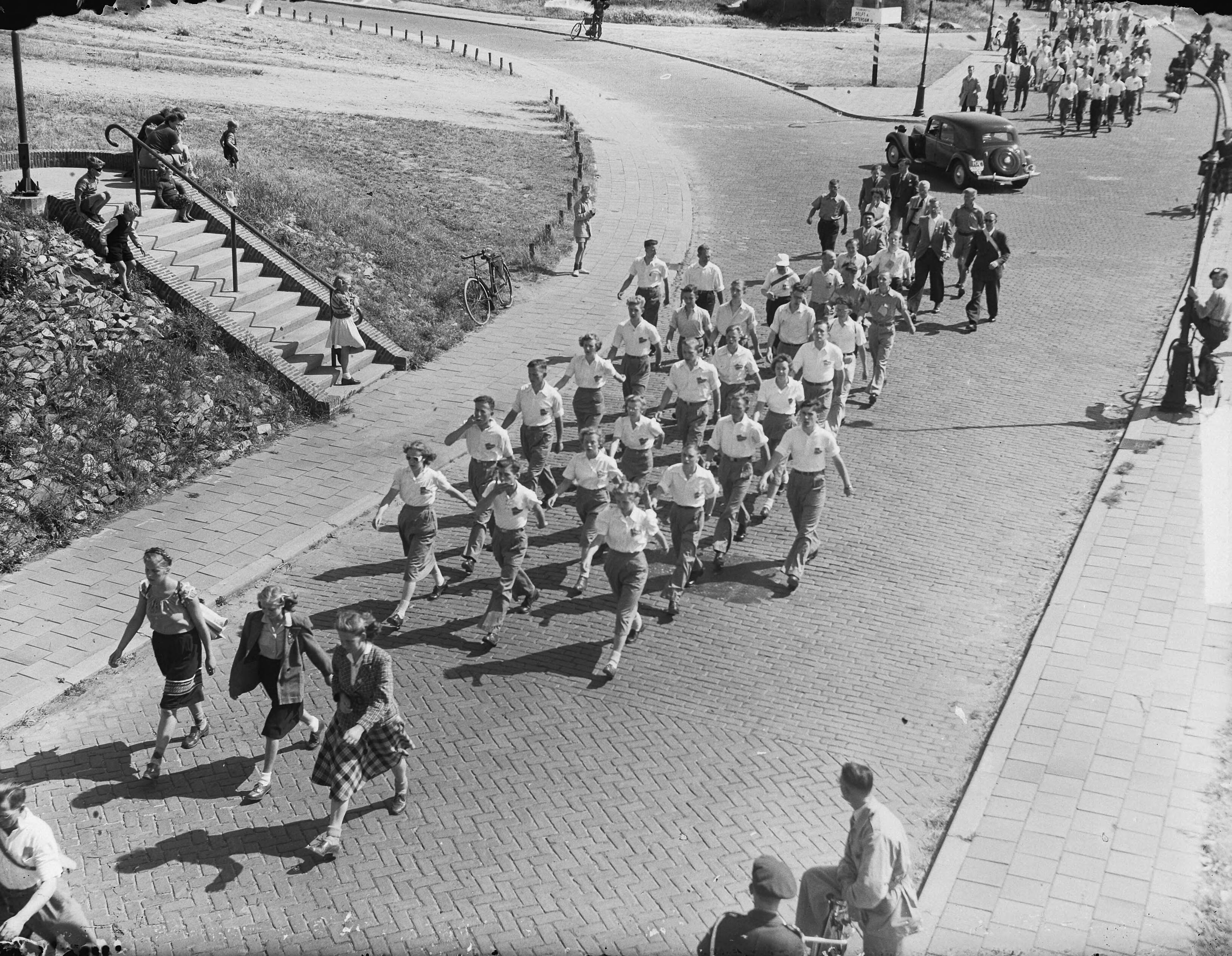 De Rotterdammer Mars — "De Rotterdammer Mars", wandeltocht van 35 kilometer (hoofdmars) of 20 kilometer (jeugdmars) — Foto: Oorschot, […] van / Anefo. Licentie: Set B: Rechtenvrij / Publiek Domein. Bron: Nationaal Archief. http://hdl.handle.net/10648/a8dae688-d0b4-102d-bcf8-003048976d84