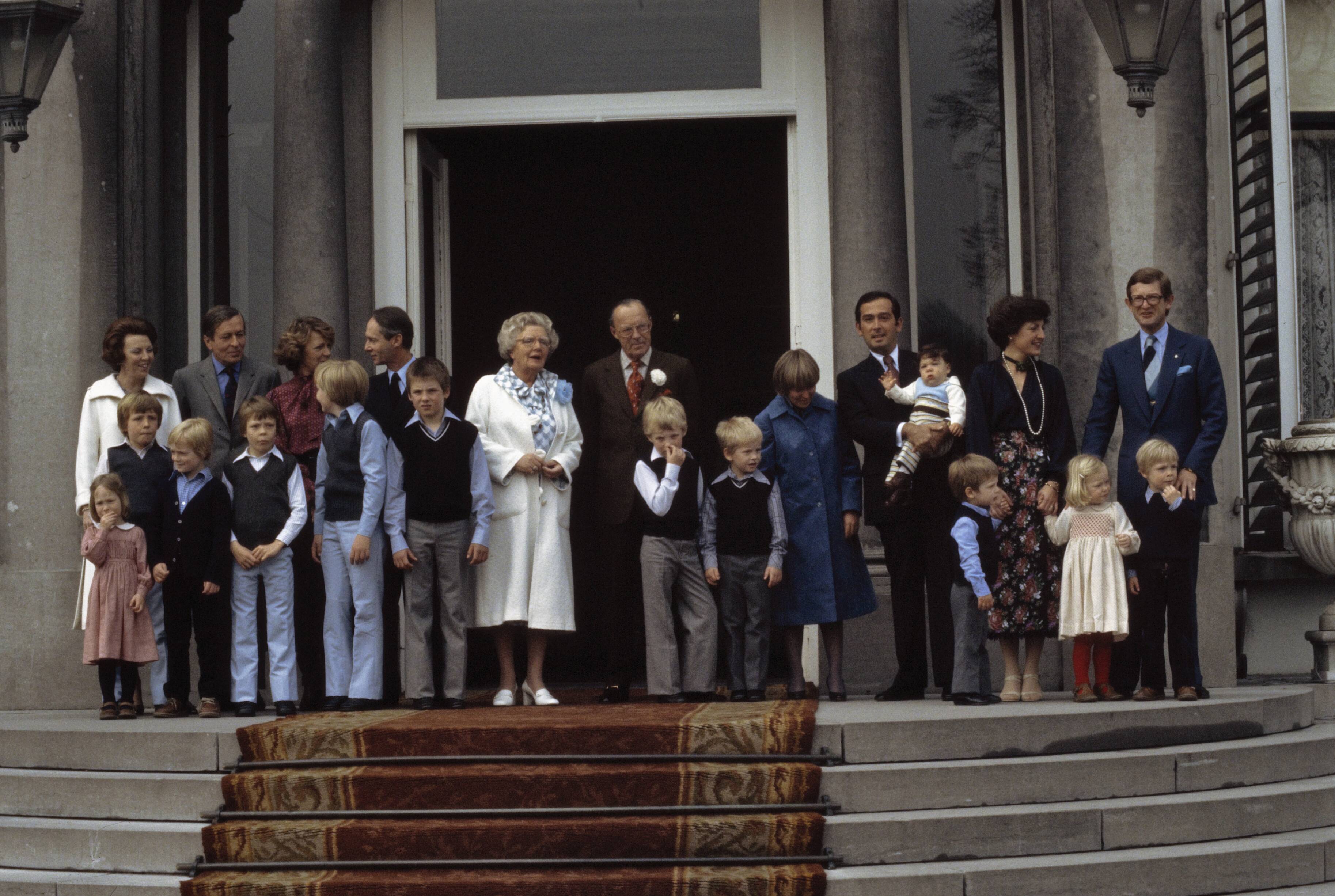 Koniginnedag 1978 — Koninginnedag 1978, defile Soestdijk; gehele Koninklijke Familie op bordes — Foto: Suyk, Koen / Anefo. Licentie: Set B: Rechtenvrij / Publiek Domein. Bron: Nationaal Archief. http://hdl.handle.net/10648/ad947f54-d0b4-102d-bcf8-003048976d84