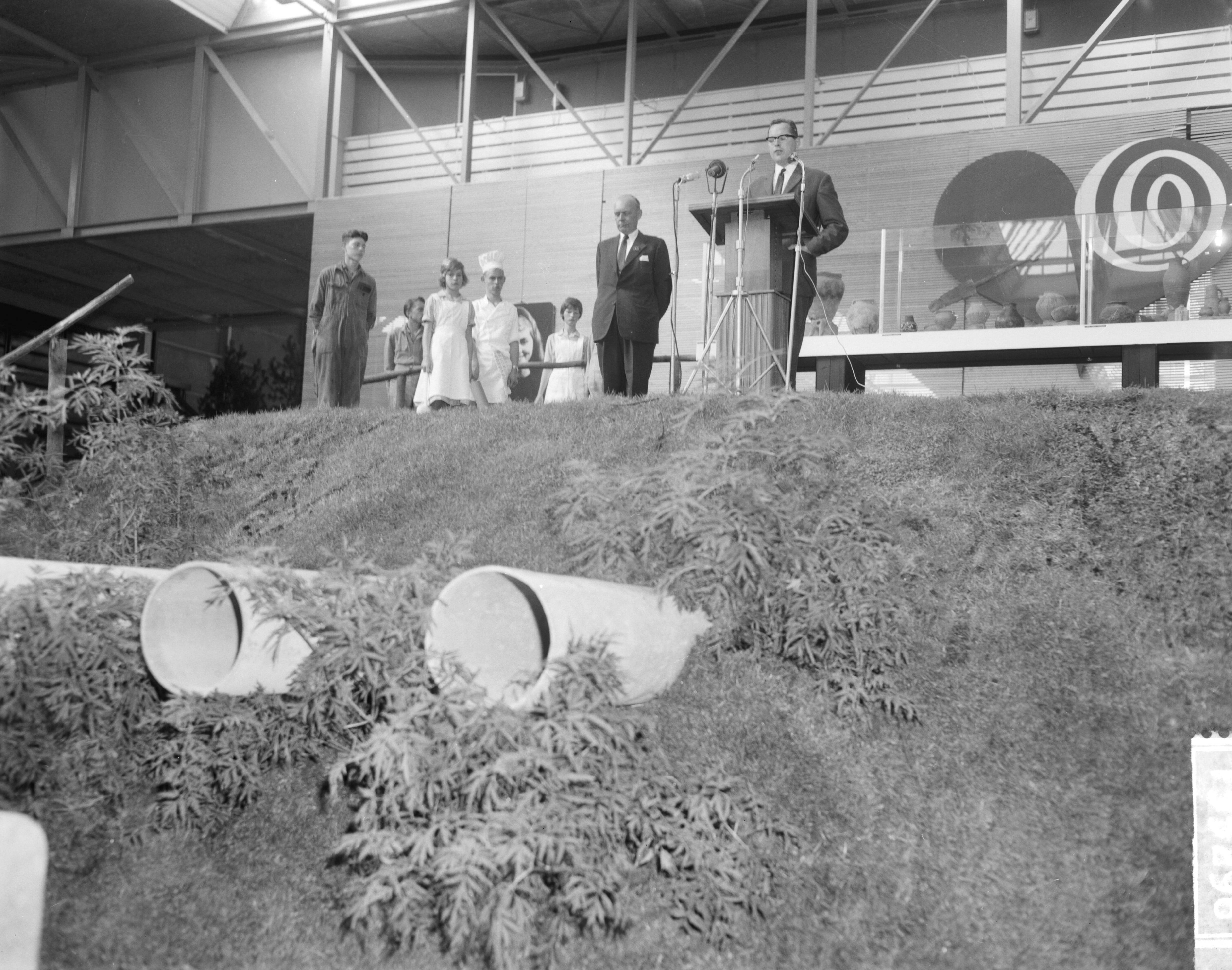 Fotocollectie Anefo — Tentoonstelling "Frisiana" te Leeuwarden officieel door minister J.E. Andriessen geopend. Minister Andriessen tijdens toespraak — Foto: Bilsen, Joop van / Anefo. Licentie: Set B: Rechtenvrij / Publiek Domein. Bron: Nationaal Archief. http://hdl.handle.net/10648/aa458e06-d0b4-102d-bcf8-003048976d84