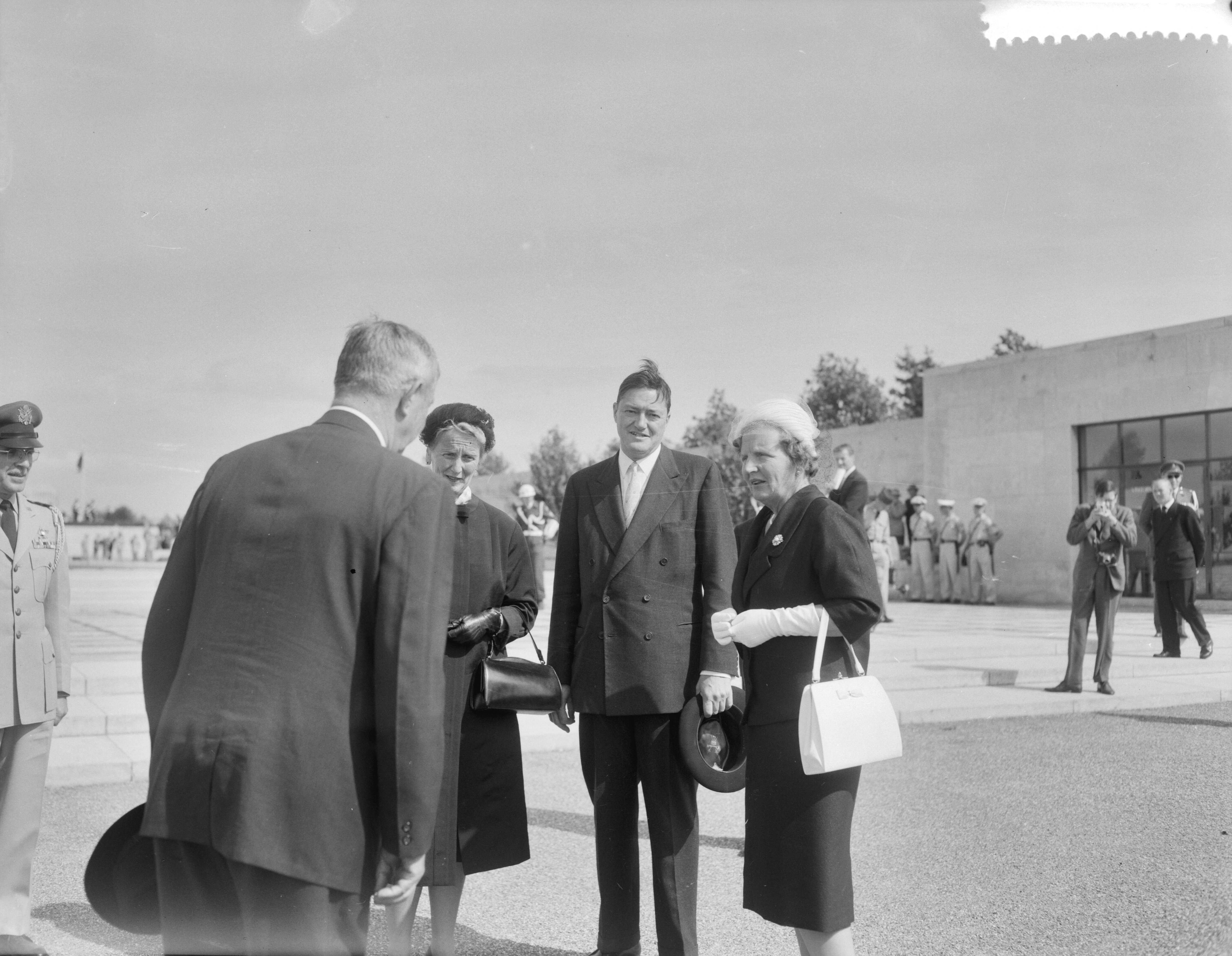 Amerikaanse begraafplaats te Margraten officieel ingewijd — Amerikaanse begraafplaats te Margraten officieel ingewijd. Koning Juliana en de Amerikaanse ambassadeur Philip Young en echtgenote worden verwelkomd door John McCloy, voormalig Amerikaanse Hoge Commissaris in Duitsland — Foto: Bilsen, Joop van / Anefo. Licentie: Set B: Rechtenvrij / Publiek Domein. Bron: Nationaal Archief. http://hdl.handle.net/10648/a9b3be18-d0b4-102d-bcf8-003048976d84