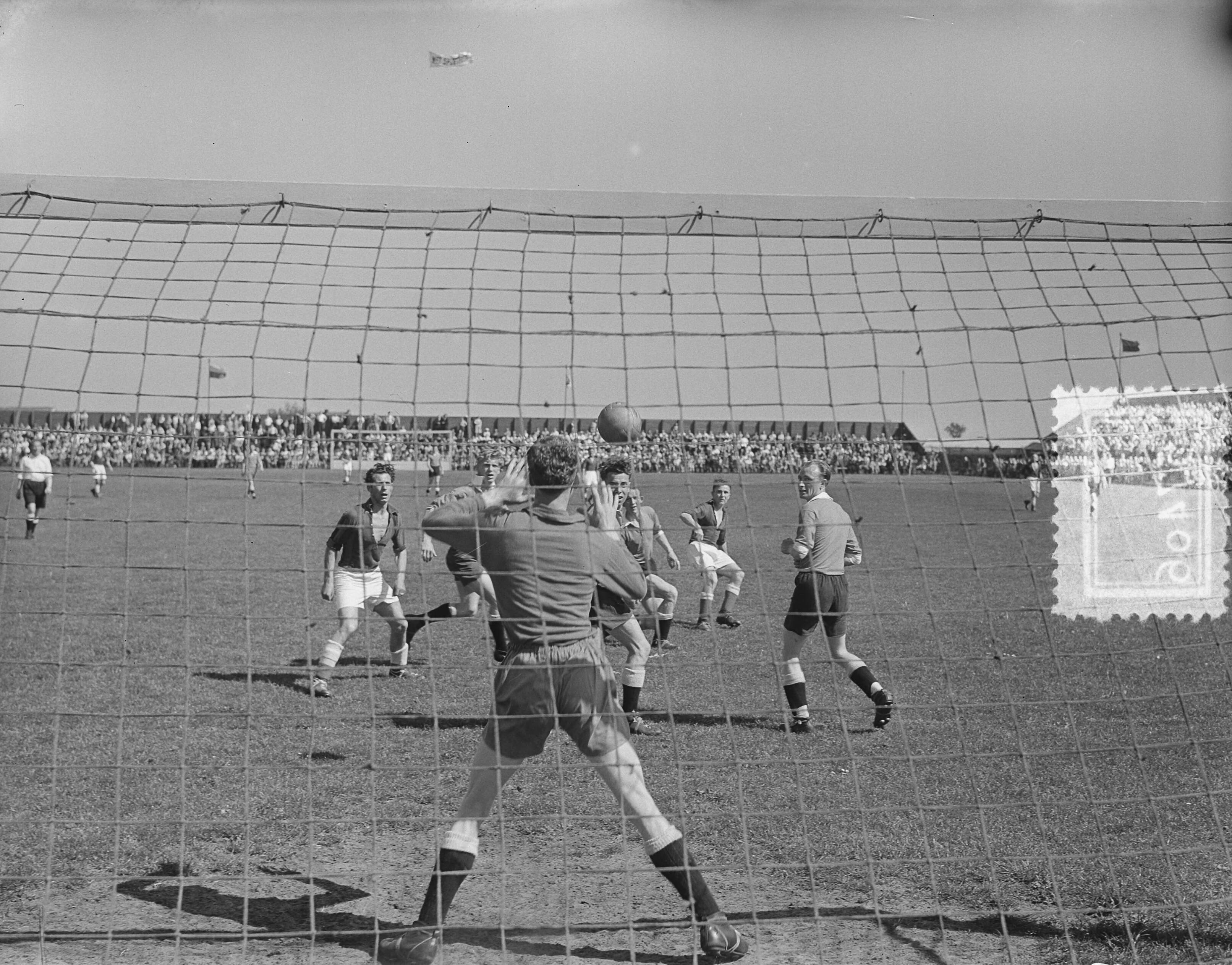 Fotocollectie Anefo — Voetbal. RCH tegen Sneek 3-3. Spelmoment — Foto: Duinen, H. van / Anefo. Licentie: Set B: Rechtenvrij / Publiek Domein. Bron: Nationaal Archief. http://hdl.handle.net/10648/a90c8788-d0b4-102d-bcf8-003048976d84