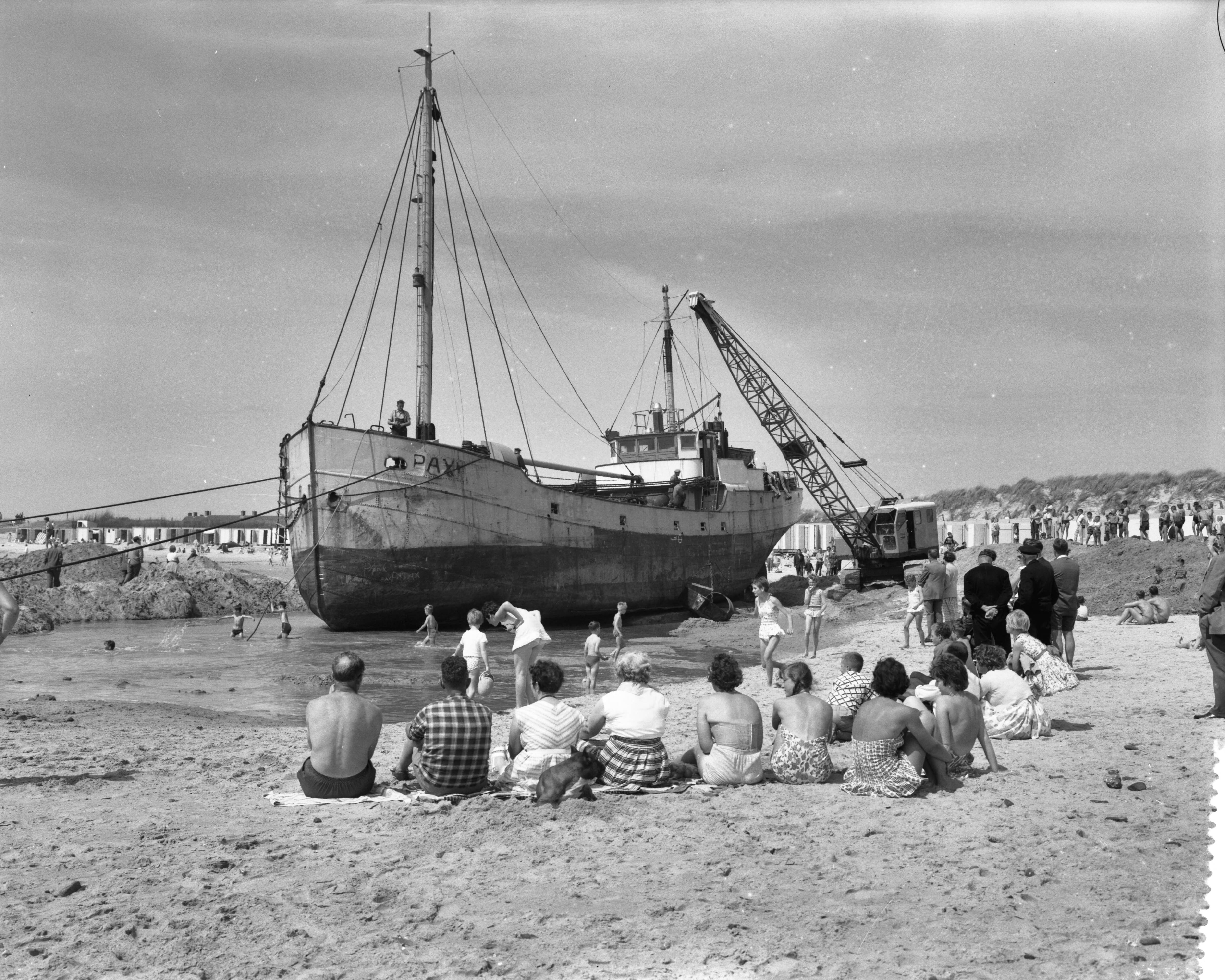 Fotocollectie Anefo — Bergingspoging Groningse kustvaarder "Pax" mislukt. Het schip op het strand van Westkapelle — Foto: Rossem, Wim van / Anefo. Licentie: Set B: Rechtenvrij / Publiek Domein. Bron: Nationaal Archief. http://hdl.handle.net/10648/a9b54a12-d0b4-102d-bcf8-003048976d84