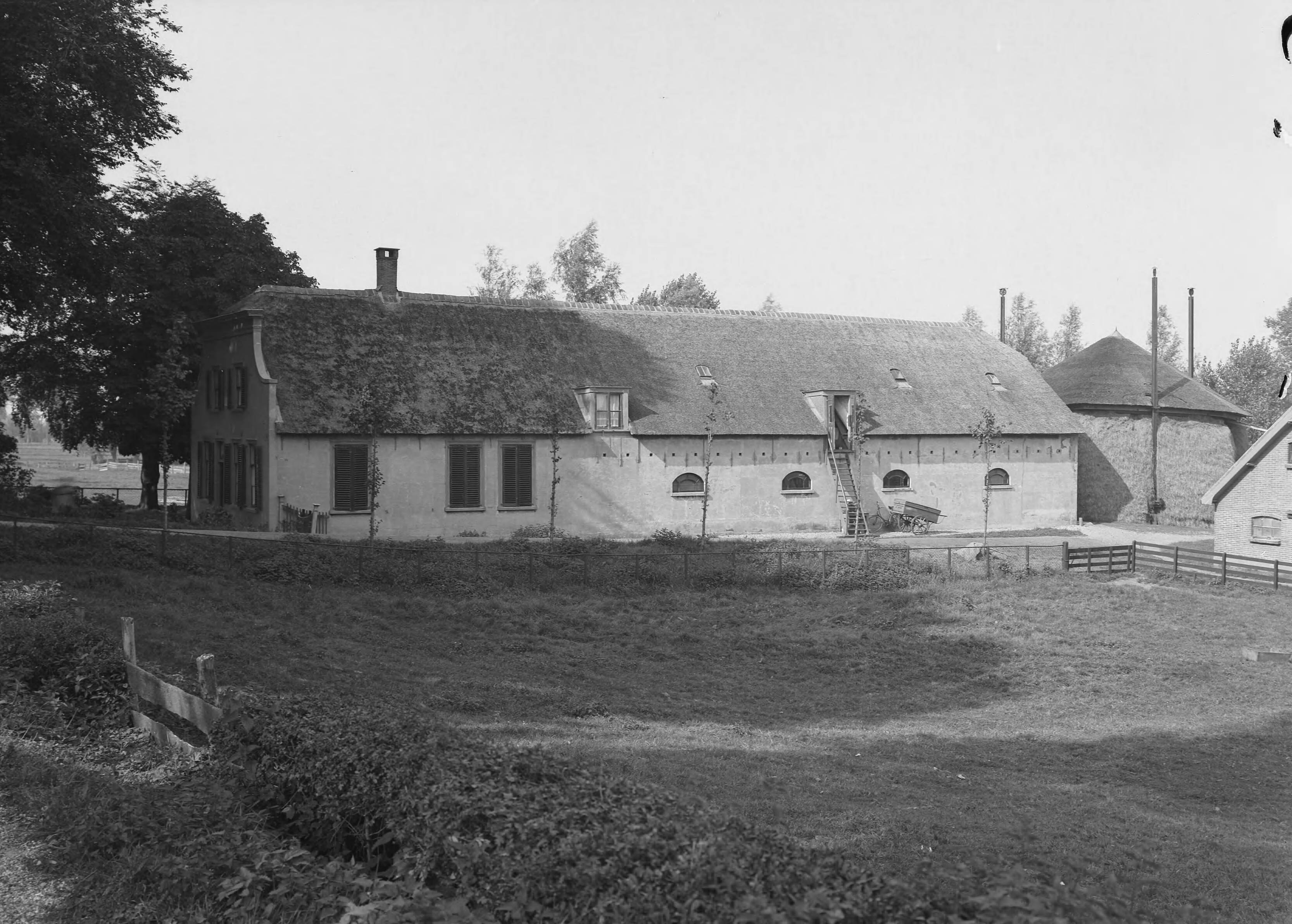 Fotocollectie Nederlandse Heidemaatschappij — Zuiid-Hollandse boerderij te Woubrugge — Foto: Eyssen, [...] / Heidemij. Licentie: Set B: Rechtenvrij / Publiek Domein. Bron: Nationaal Archief. http://hdl.handle.net/10648/ae601498-d0b4-102d-bcf8-003048976d84
