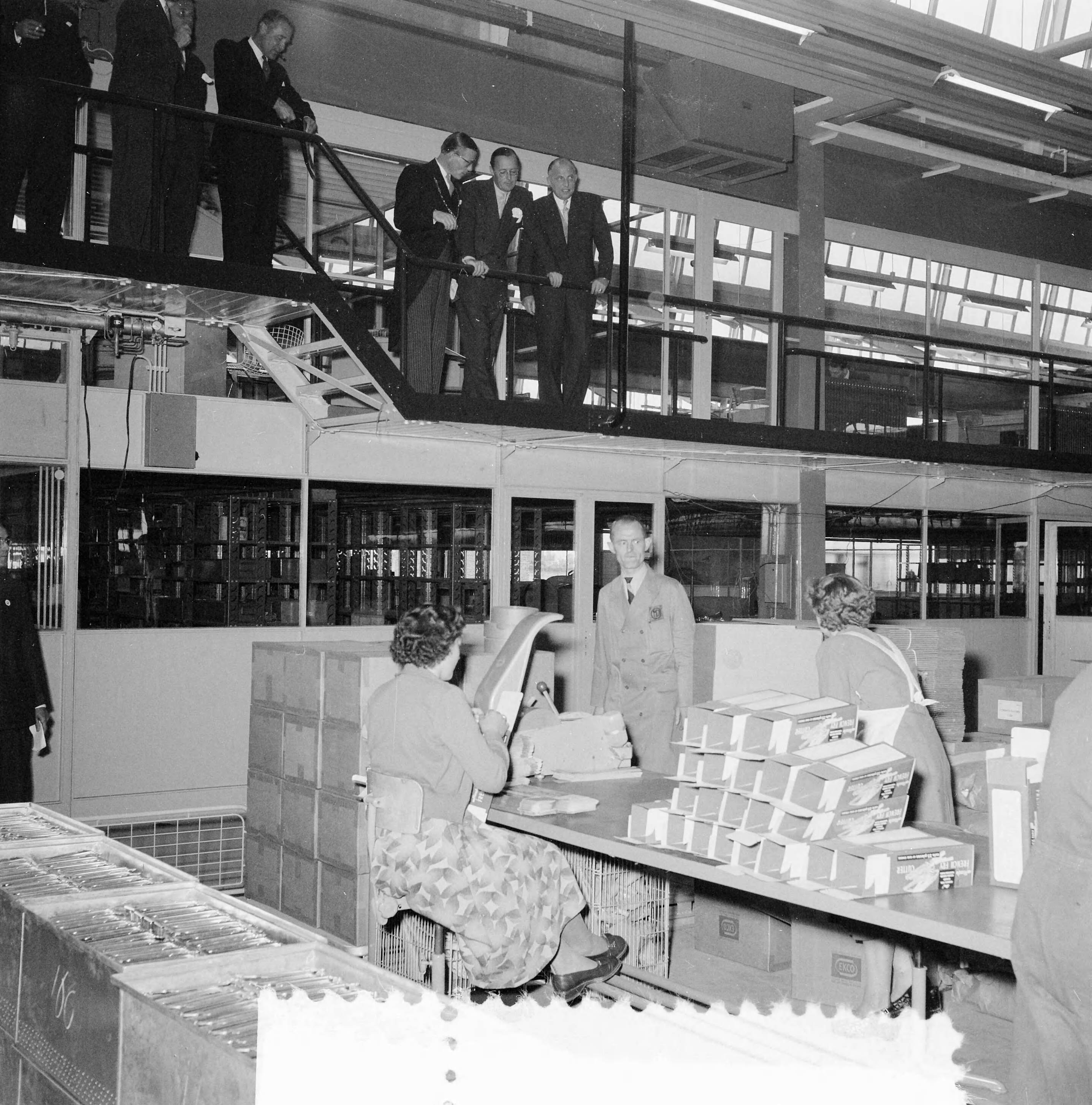 Prins Bernhard bezoekt West-Brabant — Prins Bernhard bezoekt industriegebied Etten-Leur. Bezoek aan Tomadofabriek — Foto: Noske, J.D. / Anefo. Licentie: Set B: Rechtenvrij / Publiek Domein. Bron: Nationaal Archief. http://hdl.handle.net/10648/a93c182c-d0b4-102d-bcf8-003048976d84