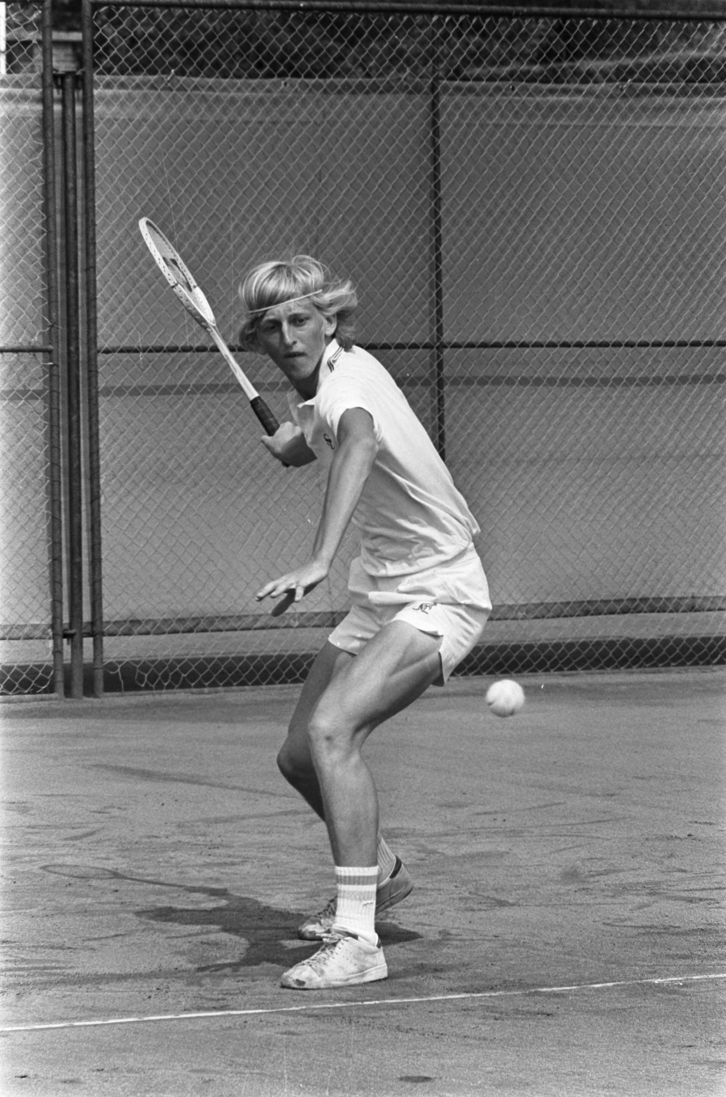 Nationale tenniskampioenschappen op de METS-tennisbanen 1975 — Buise in aktie — Foto: Peters, Hans / Anefo. Licentie: Set B: Rechtenvrij / Publiek Domein. Bron: Nationaal Archief. http://hdl.handle.net/10648/ac6f7426-d0b4-102d-bcf8-003048976d84