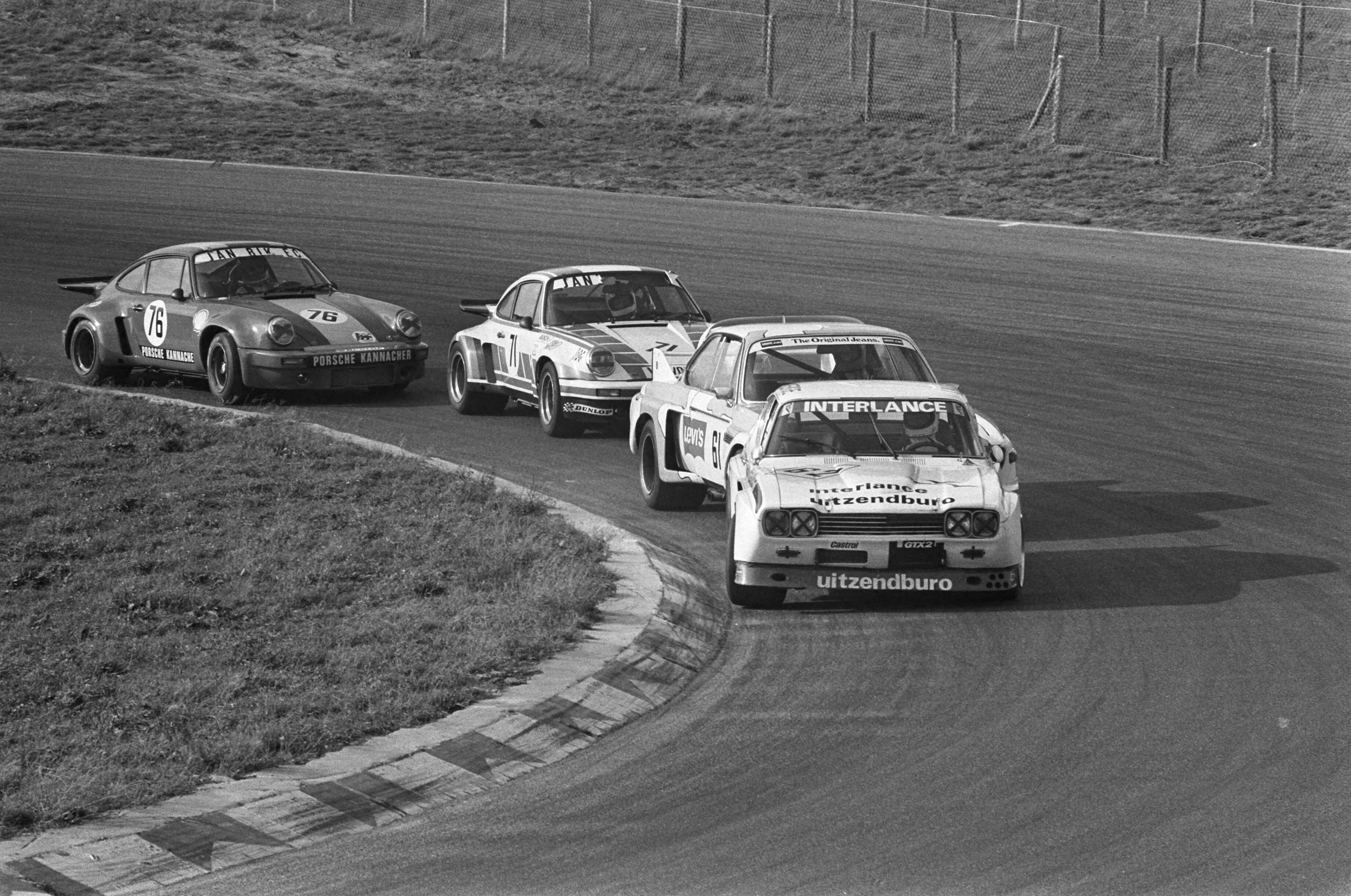 Fotocollectie Anefo — Autoraces op Zandvoort; overzicht toerwagens — Foto: Peters, Hans / Anefo. Licentie: Set B: Rechtenvrij / Publiek Domein. Bron: Nationaal Archief. http://hdl.handle.net/10648/ac7392c2-d0b4-102d-bcf8-003048976d84