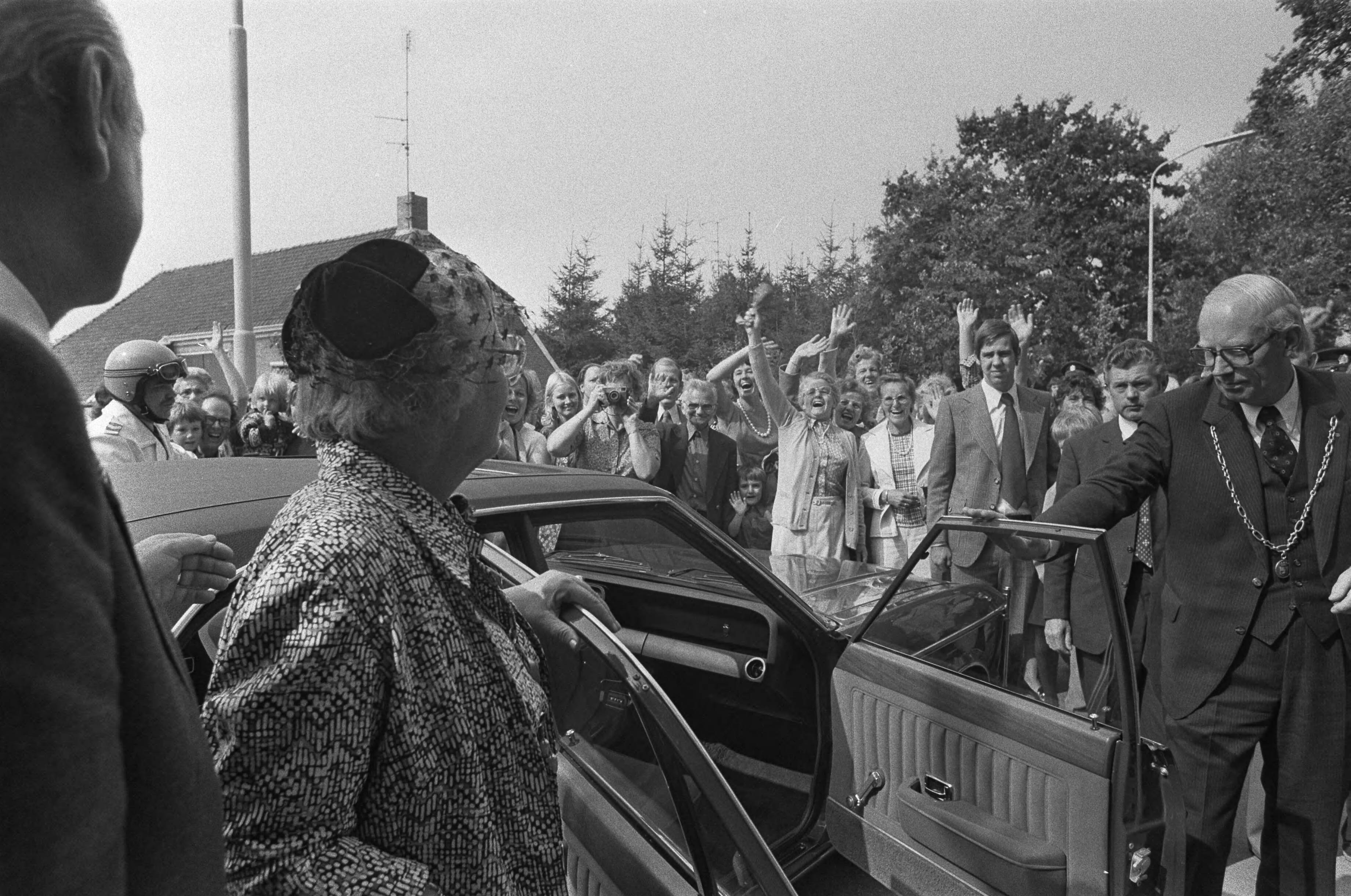 Fotocollectie Anefo — Koningin Juliana bezoekt Haren (Groningen) met bommelding; Koningin in zaal en bij aankomst — Foto: Mieremet, Rob / Anefo. Licentie: Set B: Rechtenvrij / Publiek Domein. Bron: Nationaal Archief. http://hdl.handle.net/10648/ac71ad2c-d0b4-102d-bcf8-003048976d84