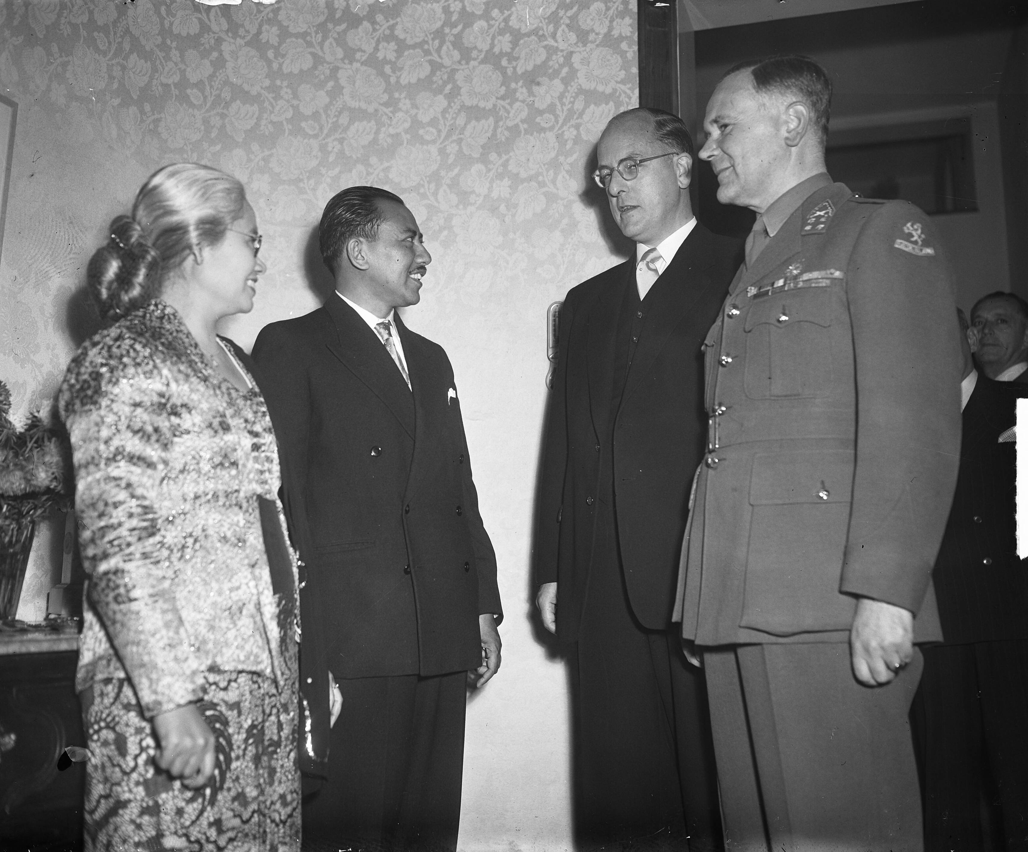 Afscheidsreceptie van de Indonesische Hoge Commissaris Mohammed Rum te Den Haag — Afscheidsreceptie van de Indonesische Hoge Commissaris Mohammed Rum te Den Haag. Minister van Maarseveen en chef Generale Staf generaal Kruls — Foto: Winterbergen, Rolf / Anefo. Licentie: Set B: Rechtenvrij / Publiek Domein. Bron: Nationaal Archief. http://hdl.handle.net/10648/a8df27fc-d0b4-102d-bcf8-003048976d84