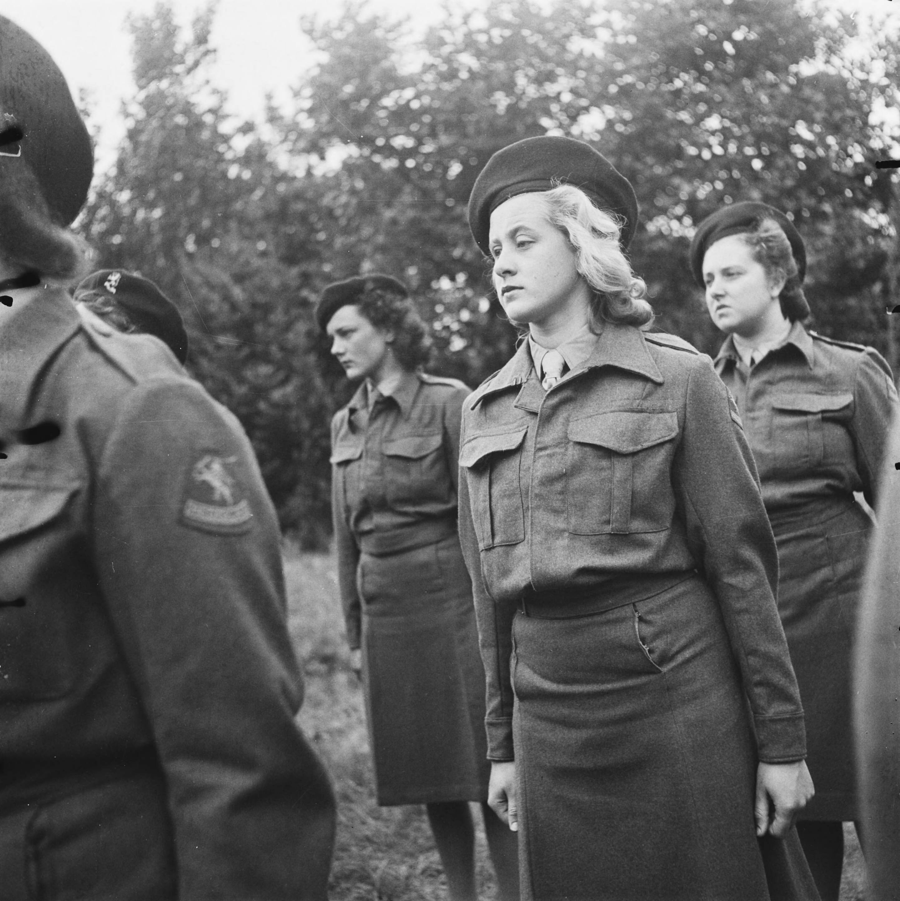 Opleidingskamp voor het Vrouwenhulpkorps te Bouvigne — [VHK-ers in gelid] — Foto: Fotograaf Onbekend / Anefo. Licentie: Set B: Rechtenvrij / Publiek Domein. Bron: Nationaal Archief. http://hdl.handle.net/10648/ac15ec9e-d0b4-102d-bcf8-003048976d84