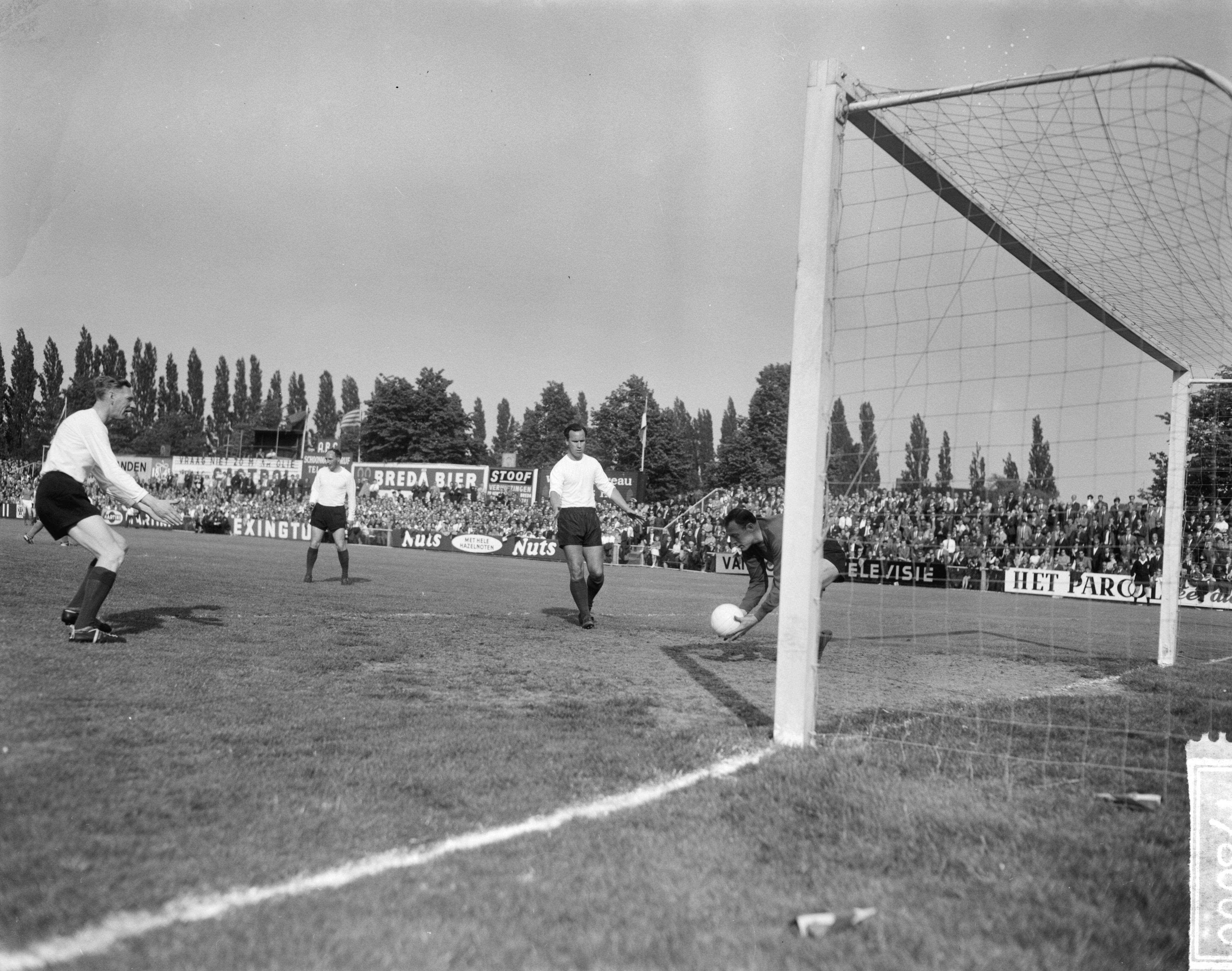 Fotocollectie Anefo — Voetbal. Oud-Internationals Nederland tegen Engeland 6-2. Spelmoment voor het doel van Engeland — Foto: Bilsen, Joop van / Anefo. Licentie: Set B: Rechtenvrij / Publiek Domein. Bron: Nationaal Archief. http://hdl.handle.net/10648/aaa9b1ba-d0b4-102d-bcf8-003048976d84