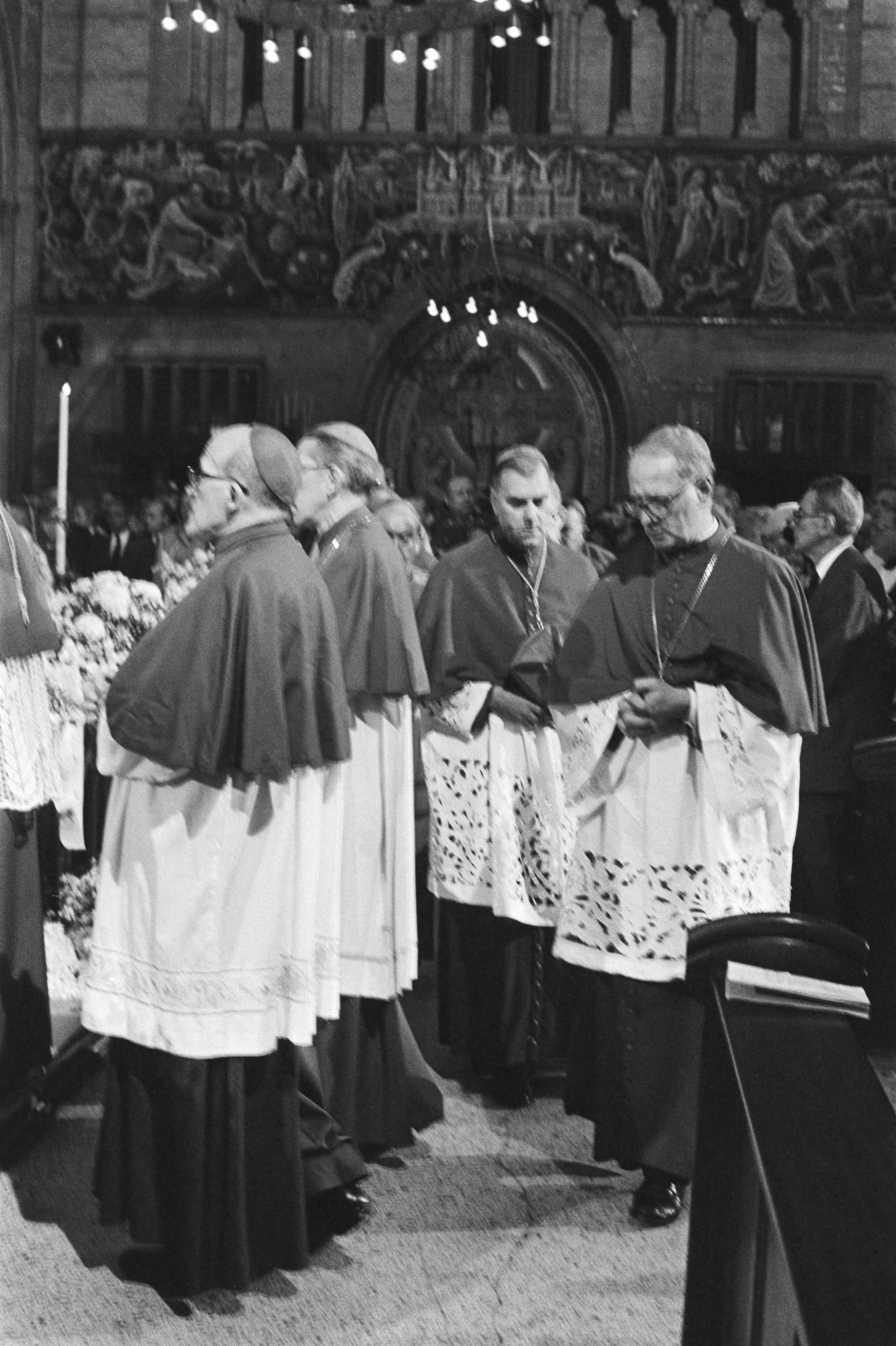 Uitvaartdienst voor bisschop Zwartkruis in de St. Bavo in Haarlem — bisschoppen|begrafenissen|religieuze diensten|rouw|Rooms-Katholieke Kerk|Bluyssen, Jan|Haarlem|Noord-Holland — Foto: Croes, Rob C. / Anefo. Licentie: Set B: Rechtenvrij / Publiek Domein. Bron: Nationaal Archief. http://hdl.handle.net/10648/ad2fb31c-d0b4-102d-bcf8-003048976d84
