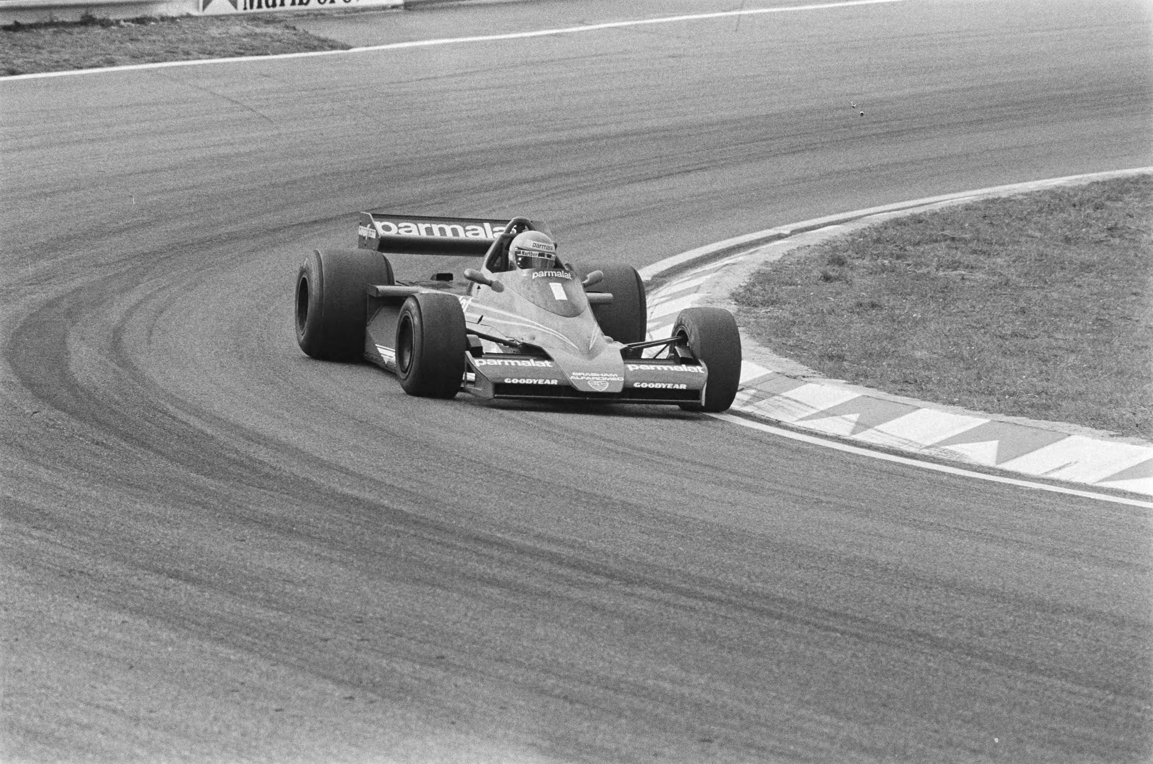 Fotocollectie Anefo — Grand Prix Zandvoort; Niki Lauda in actie — Foto: Suyk, Koen / Anefo. Licentie: Set B: Rechtenvrij / Publiek Domein. Bron: Nationaal Archief. http://hdl.handle.net/10648/acbacb42-d0b4-102d-bcf8-003048976d84