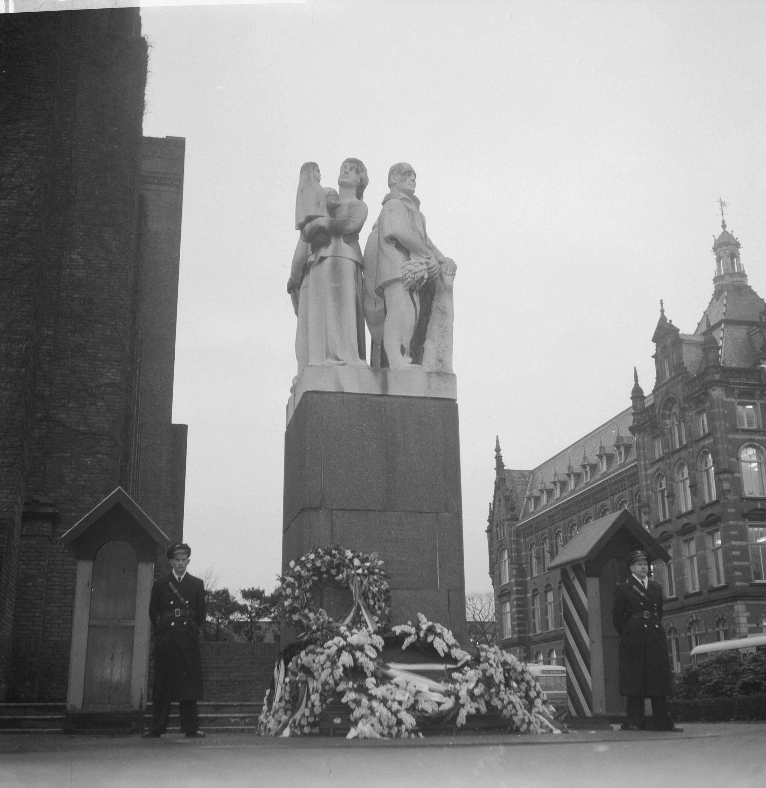 Treinramp bij Harmelen (1962) — Nationale Rouwdag in verband met de spoorramp bij Harmelen. Wacht bij spoorwegmonument in Utrecht — Foto: Pot, Harry / Anefo. Licentie: Set B: Rechtenvrij / Publiek Domein. Bron: Nationaal Archief. http://hdl.handle.net/10648/a9f404be-d0b4-102d-bcf8-003048976d84
