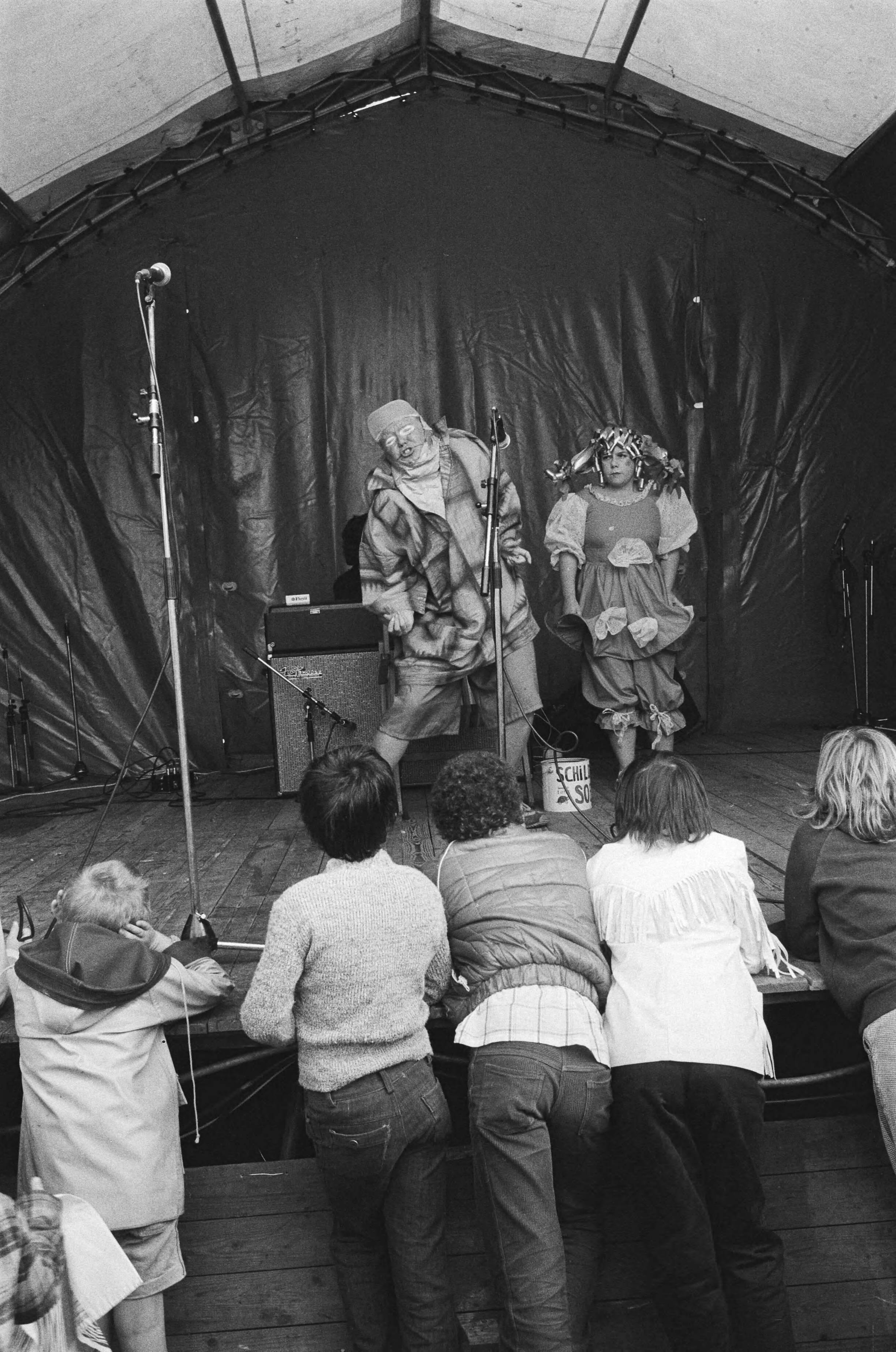 Uitmarkt 1980 in Amsterdam — Belangstelling voor een optreden — Foto: Dijk, Hans van / Anefo. Licentie: Set B: Rechtenvrij / Publiek Domein. Bron: Nationaal Archief. http://hdl.handle.net/10648/ace7adf6-d0b4-102d-bcf8-003048976d84