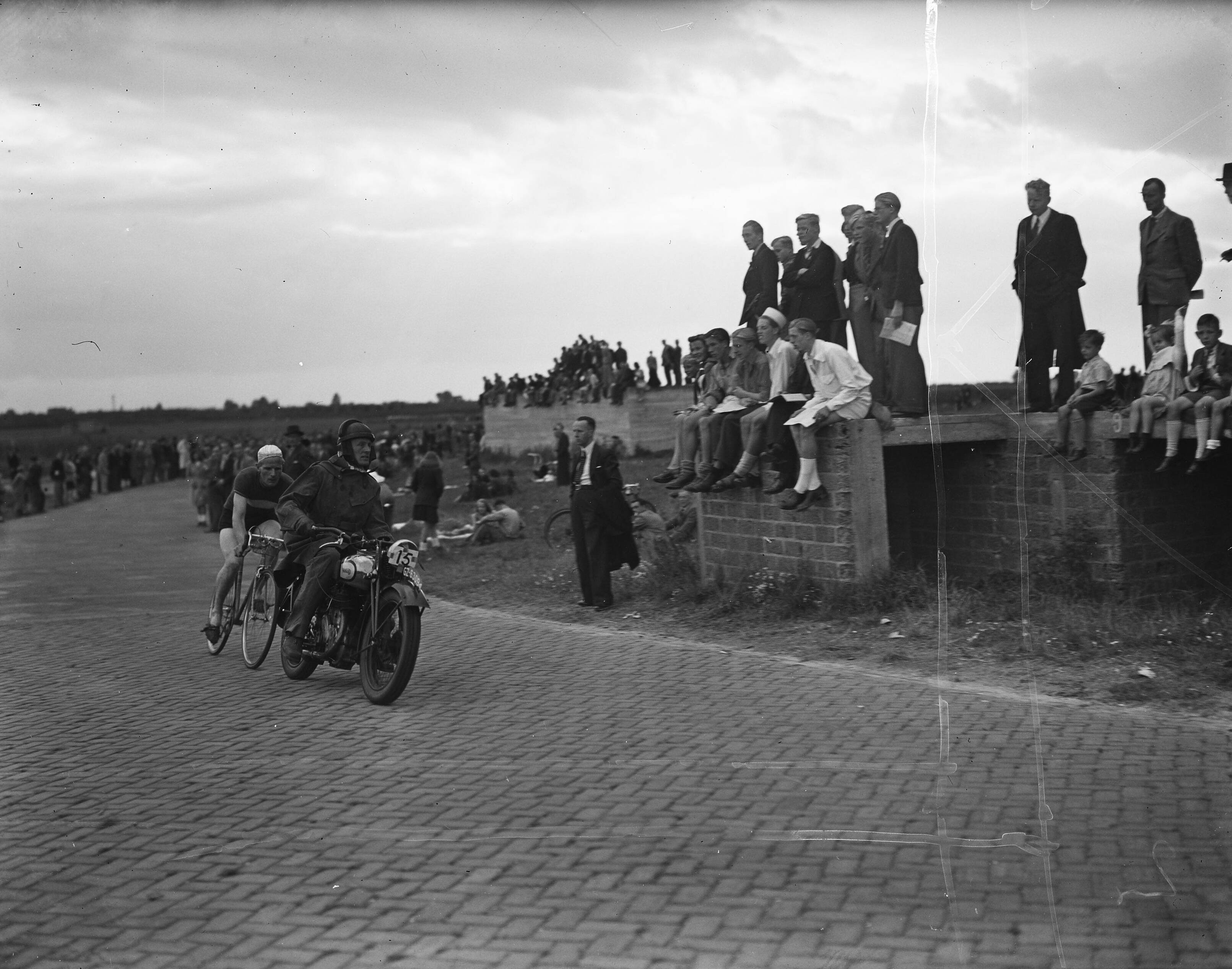 Fotocollectie Anefo — Aankomst wielrenner Jerome Chevalier achter een gangmaker — Foto: Fotograaf Onbekend / Anefo. Licentie: Set B: Rechtenvrij / Publiek Domein. Bron: Nationaal Archief. http://hdl.handle.net/10648/a8a17664-d0b4-102d-bcf8-003048976d84