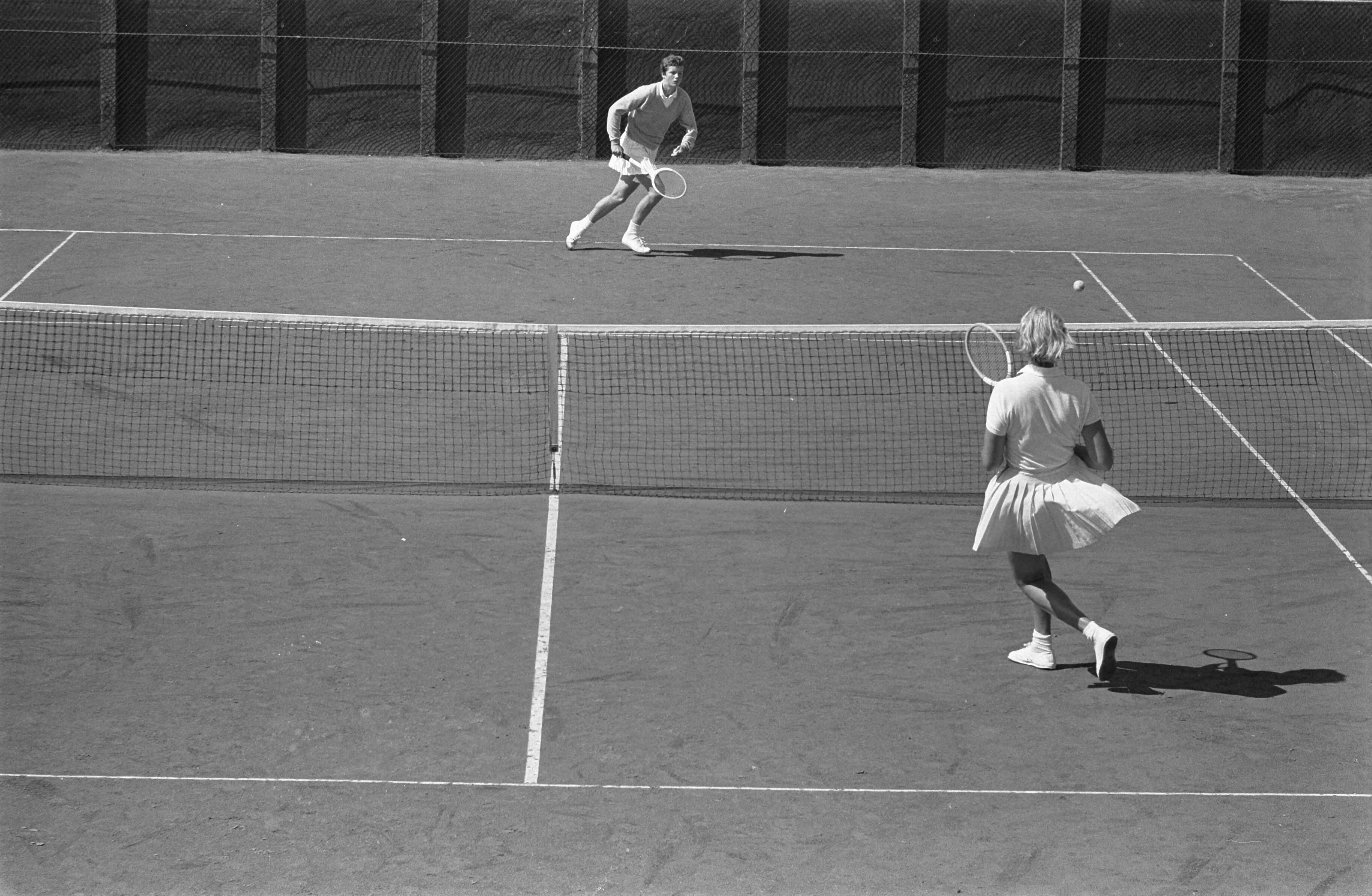 Fotocollectie Anefo — Nederlandse tenniskampioenschappen op de METS-banen te Scheveningen. Fredy Marinkelle (voor het net) werd in de 2e ronde in drie sets uitgeschakeld door de 17-jarige Betty Stöve uit Rotterdam — Foto: Bilsen, Joop van / Anefo. Licentie: Set B: Rechtenvrij / Publiek Domein. Bron: Nationaal Archief. http://hdl.handle.net/10648/aa139a54-d0b4-102d-bcf8-003048976d84