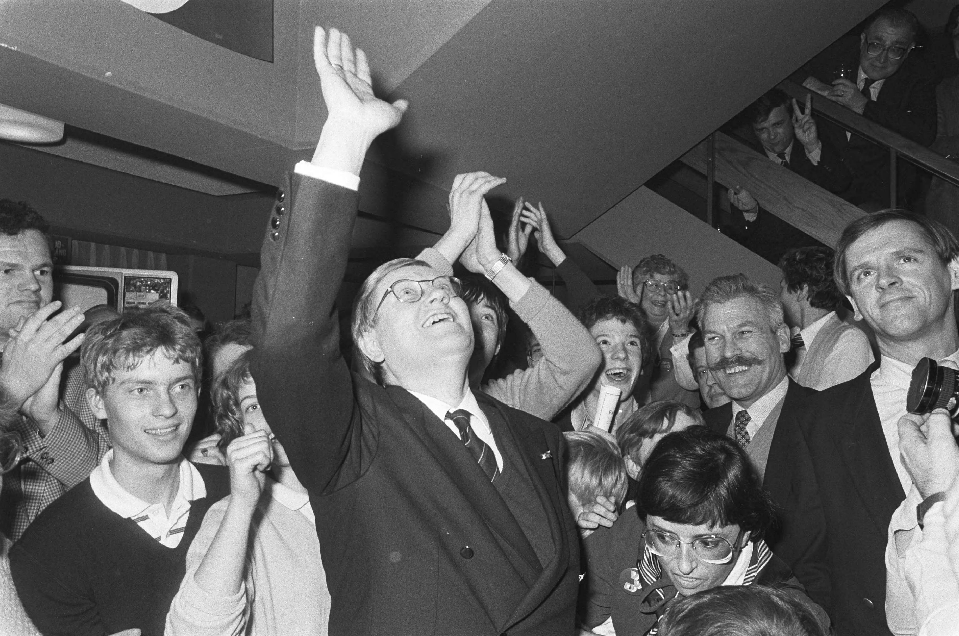 Fotocollectie Anefo — VVD-bijeenkomst in Bussum in verband met Provinciale Staten verkiezingen. Wiegel op de VVD-bijeenkomst, juichend — Foto: Bogaerts, Rob / Anefo. Licentie: Set B: Rechtenvrij / Publiek Domein. Bron: Nationaal Archief. http://hdl.handle.net/10648/ad1379e0-d0b4-102d-bcf8-003048976d84