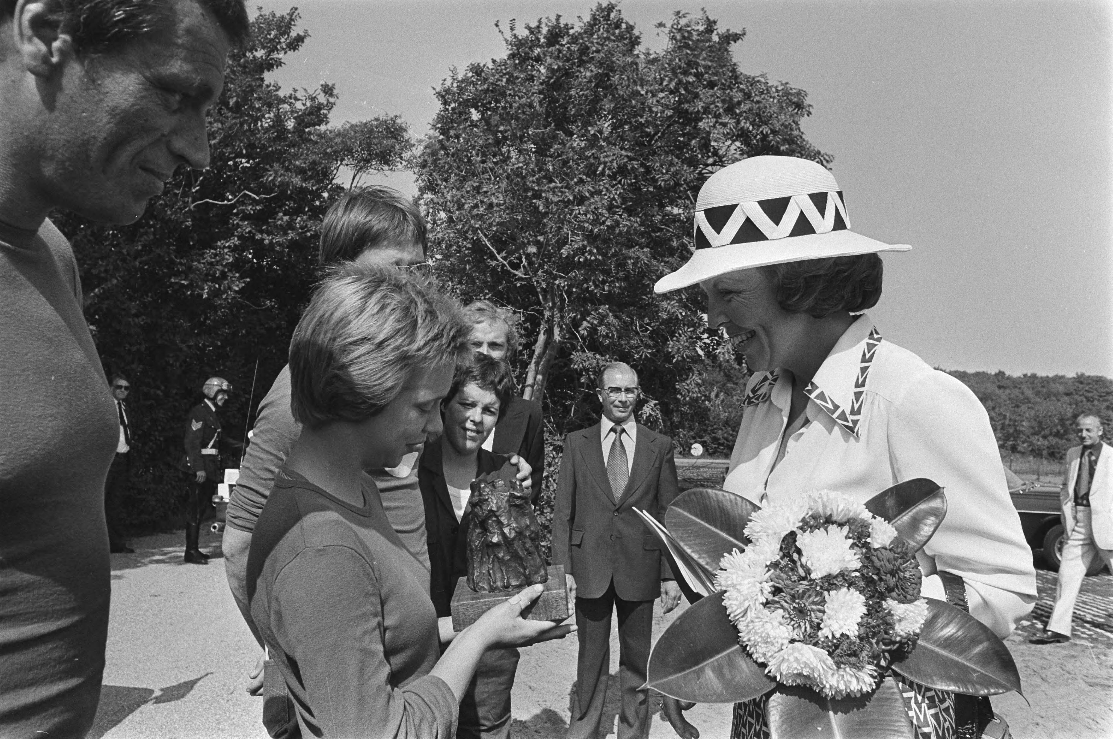 Fotocollectie Anefo — Prinses Beatrix opent nieuwbouw Emiliehoeve in Den Haag Prinses Beatrix in gesprek met bewoners — Foto: Bogaerts, Rob / Anefo. Licentie: Set B: Rechtenvrij / Publiek Domein. Bron: Nationaal Archief. http://hdl.handle.net/10648/ac8ab0ba-d0b4-102d-bcf8-003048976d84