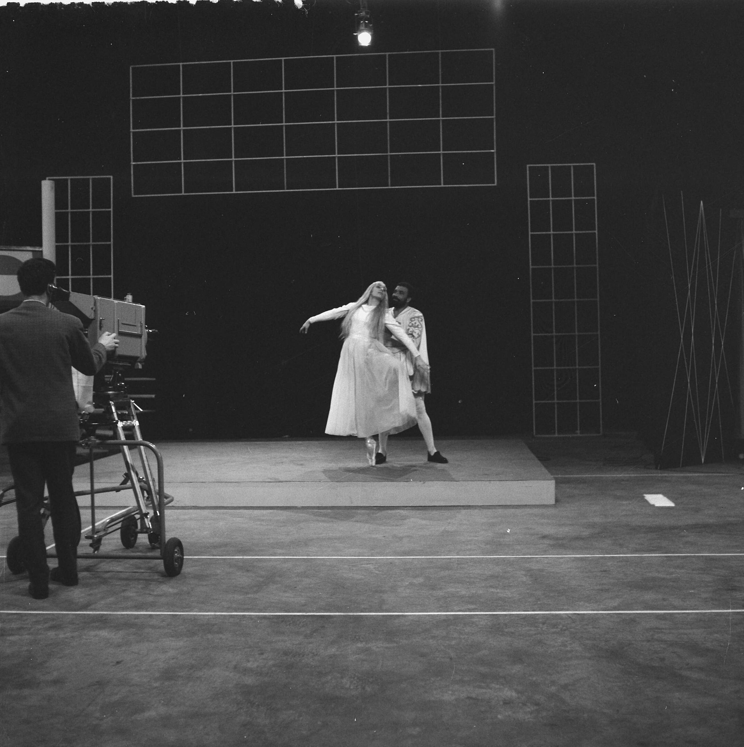 Fotocollectie Anefo — Televisieprogramma "TV-Toto" van de VARA uitgezonden vanuit de Expohal, Otto Sterman speelt "Othello" — Foto: Lindeboom, Henk / Anefo. Licentie: Set B: Rechtenvrij / Publiek Domein. Bron: Nationaal Archief. http://hdl.handle.net/10648/a9c242bc-d0b4-102d-bcf8-003048976d84