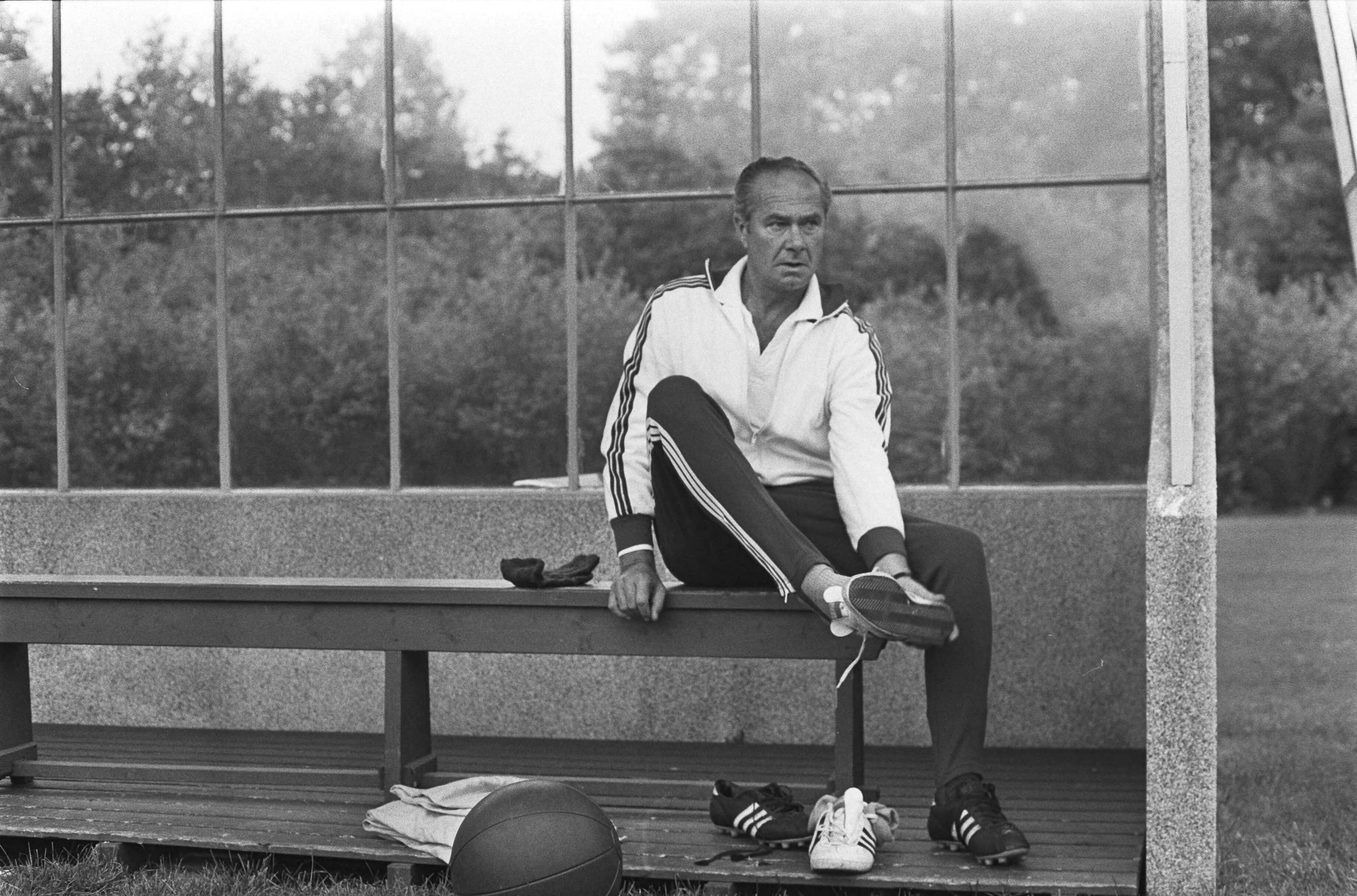 Fotocollectie Anefo — Selectie voor Nederlands elftal traint in KNVB-centrum, Zeist voor wedstrijd tegen Joegoslavie; Fadhronc — Foto: Mieremet, Rob / Anefo. Licentie: Set B: Rechtenvrij / Publiek Domein. Bron: Nationaal Archief. http://hdl.handle.net/10648/aba5bc94-d0b4-102d-bcf8-003048976d84