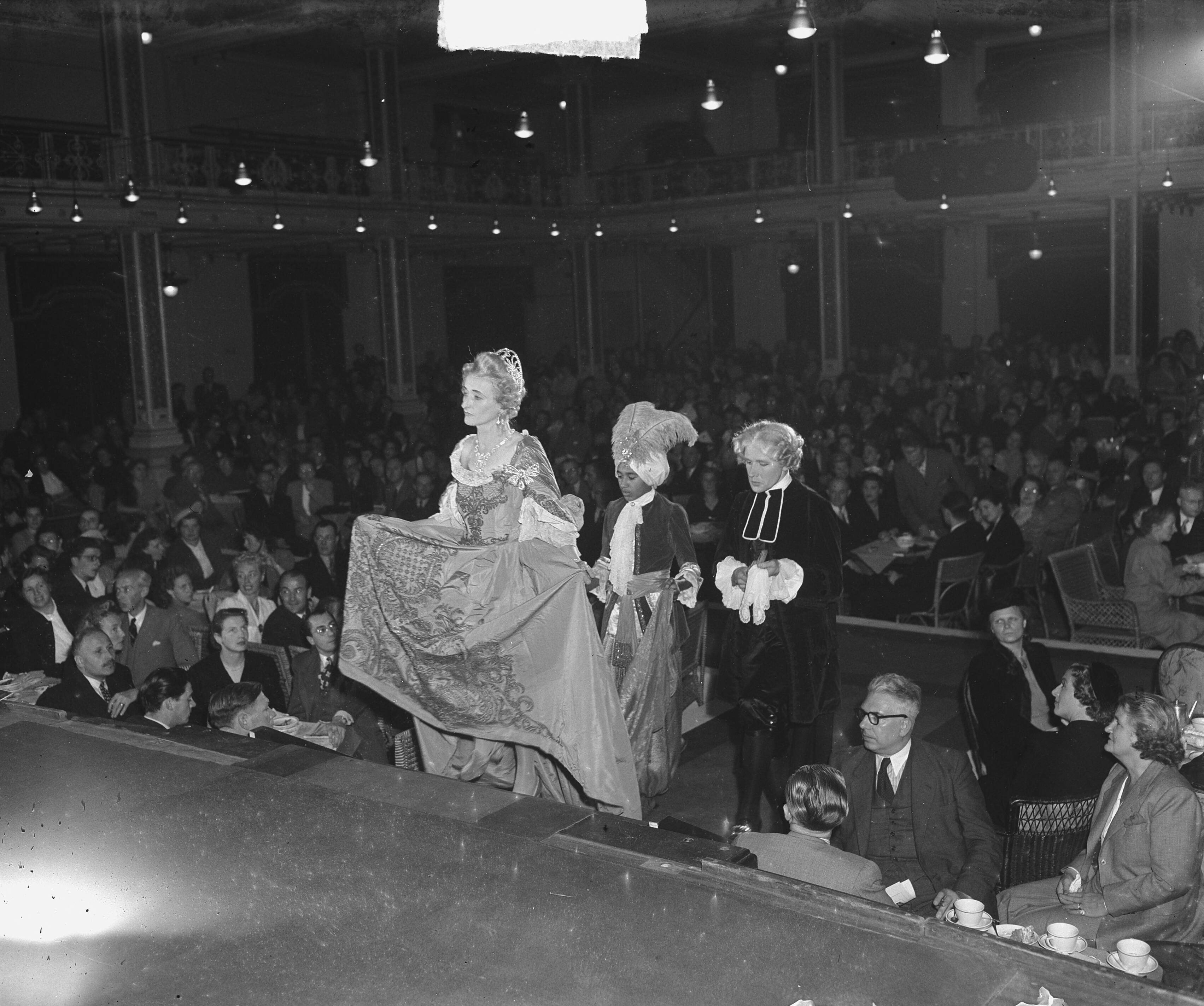 Fotocollectie Anefo — Juwelen- en modeshow in het Kurhaus te Scheveningen — Foto: Merk, Ben / Anefo. Licentie: Set B: Rechtenvrij / Publiek Domein. Bron: Nationaal Archief. http://hdl.handle.net/10648/a8bdcd46-d0b4-102d-bcf8-003048976d84