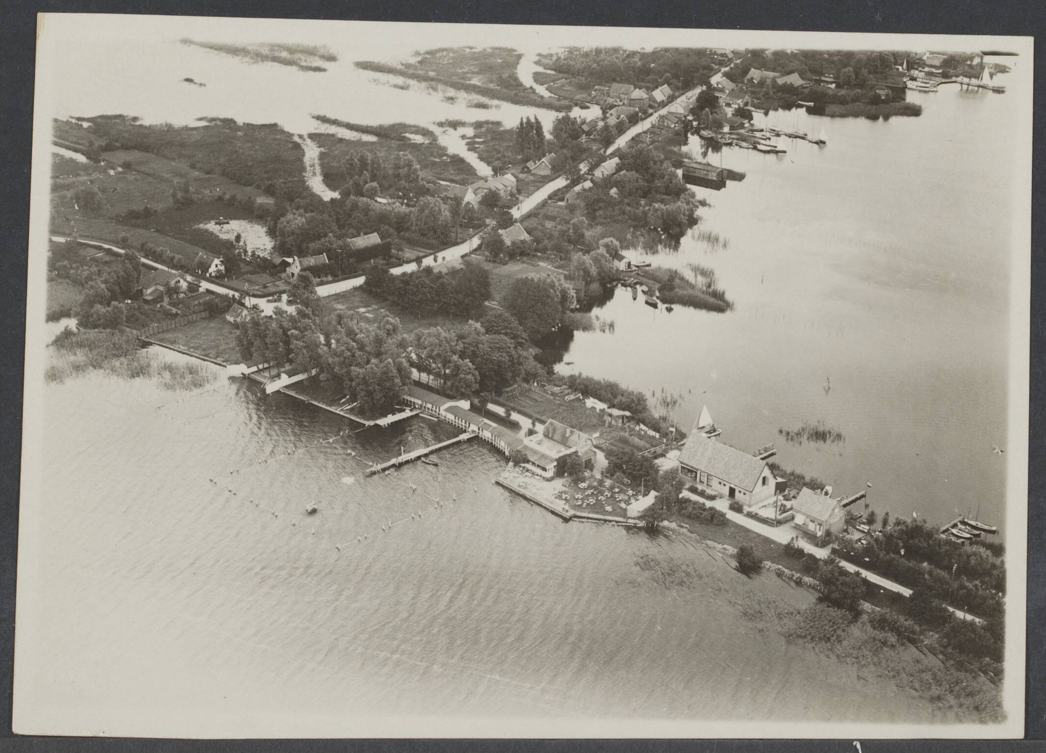 Loosdrecht — Luchtopname. Badplaats Loosdrecht — Foto: KLM Aerocarto / Rechtenvrij. Licentie: Set B: Rechtenvrij / Publiek Domein. Bron: Nationaal Archief. http://hdl.handle.net/10648/e30db5fb-5744-9a39-9822-789231d747a1