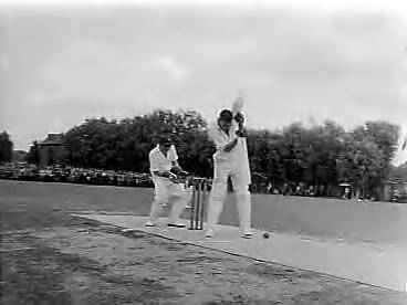 Fotocollectie Anefo — Engelse en Australische cricketwedstrijden op het HCC-terrein te Den Haag. Spelmoment — Foto: Duinen, G.W. van / Anefo. Licentie: Set B: Rechtenvrij / Publiek Domein. Bron: Nationaal Archief. http://hdl.handle.net/10648/a90f9f18-d0b4-102d-bcf8-003048976d84