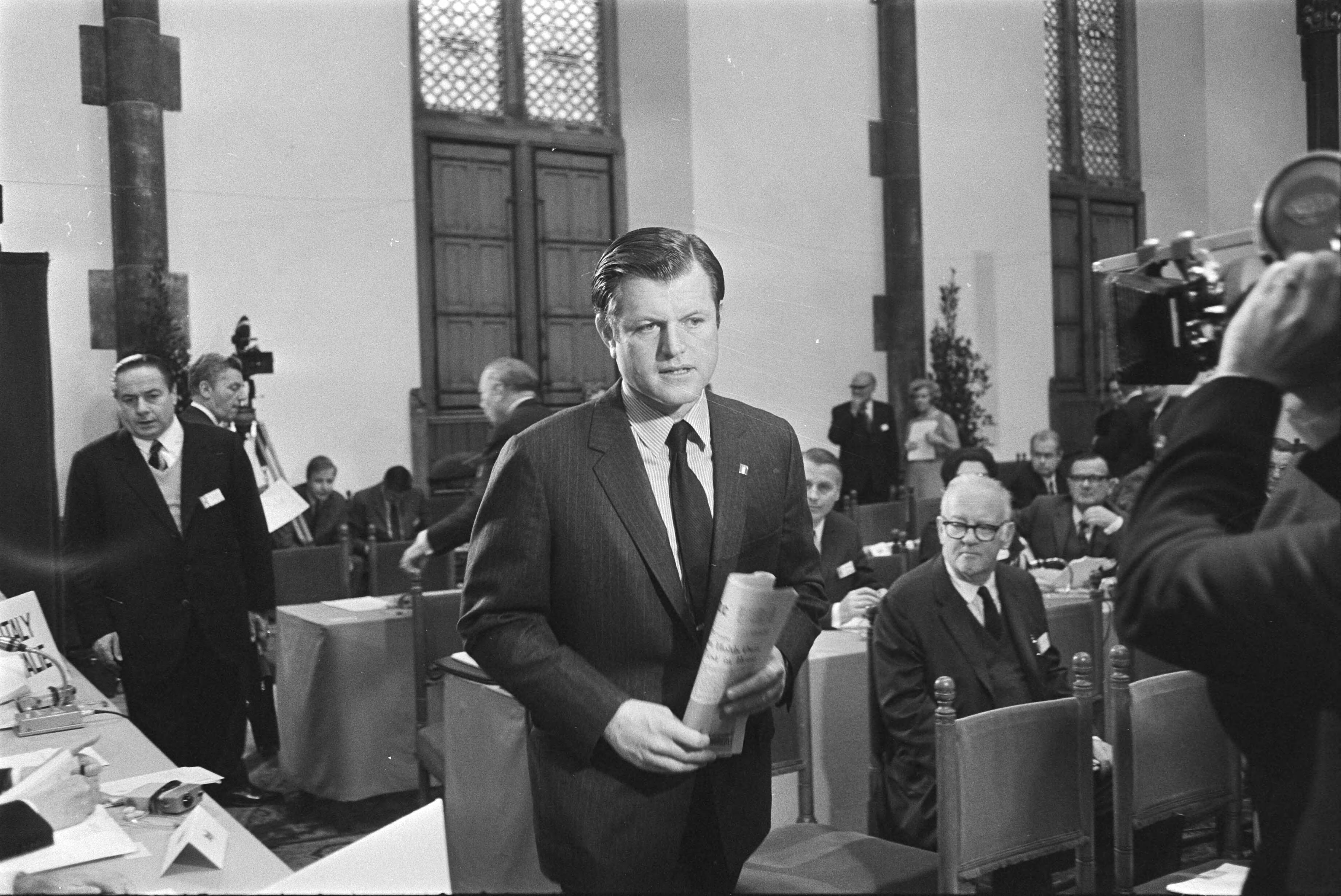 Fotocollectie Anefo — NATO Parlement bijeen in Ridderzaal, Den Haag ; Senator USA Edward Kennedy bij aankomst in Ridderzaal — Foto: Koch, Eric / Anefo. Licentie: Set B: Rechtenvrij / Publiek Domein. Bron: Nationaal Archief. http://hdl.handle.net/10648/aba96452-d0b4-102d-bcf8-003048976d84