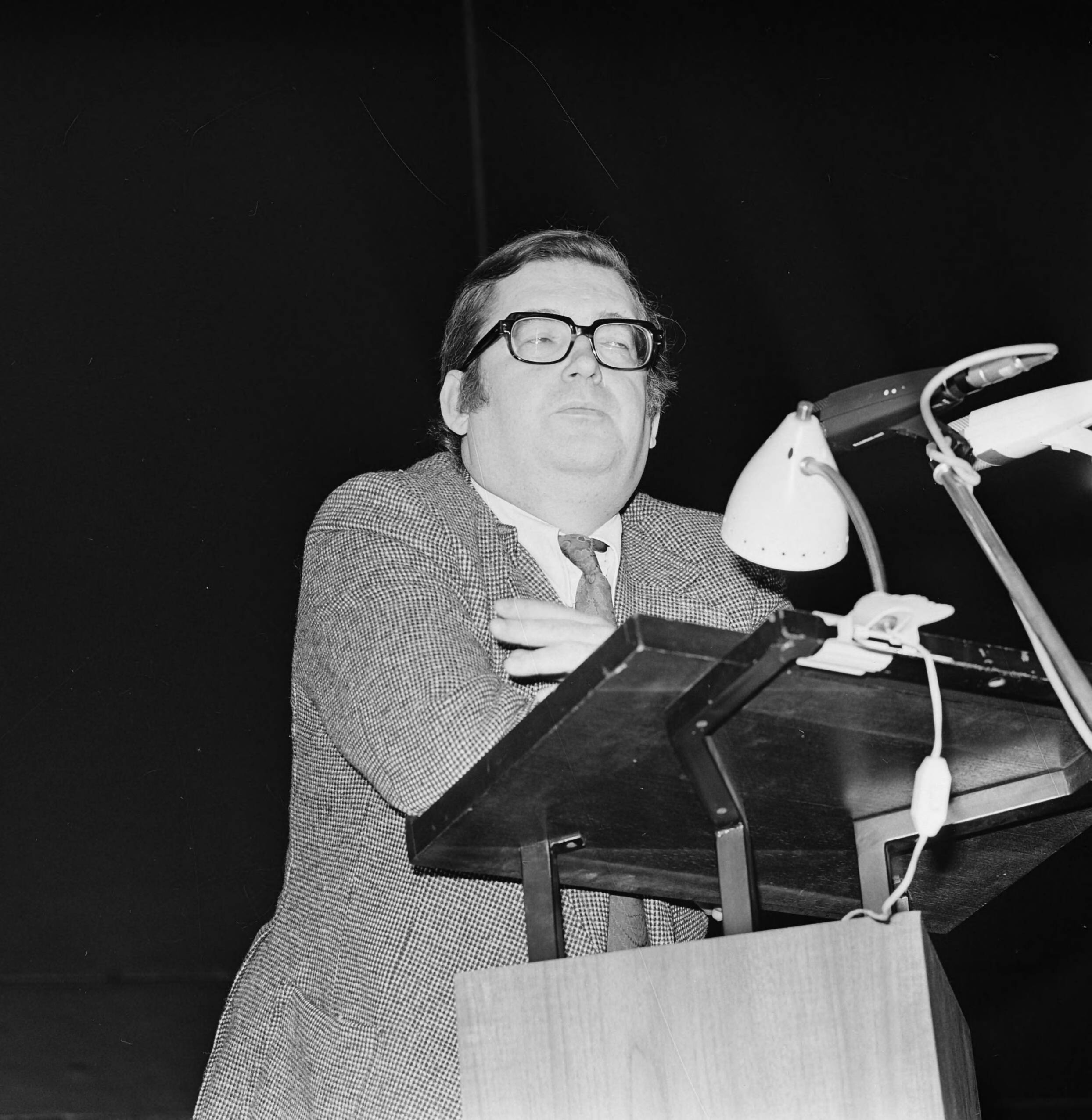Fotocollectie Anefo — Internationale Bouwbeurs in Utrecht, minister Gruyters tijdens openingstoespraak, kop — Foto: Mieremet, Rob / Anefo. Licentie: Set B: Rechtenvrij / Publiek Domein. Bron: Nationaal Archief. http://hdl.handle.net/10648/ac465a82-d0b4-102d-bcf8-003048976d84