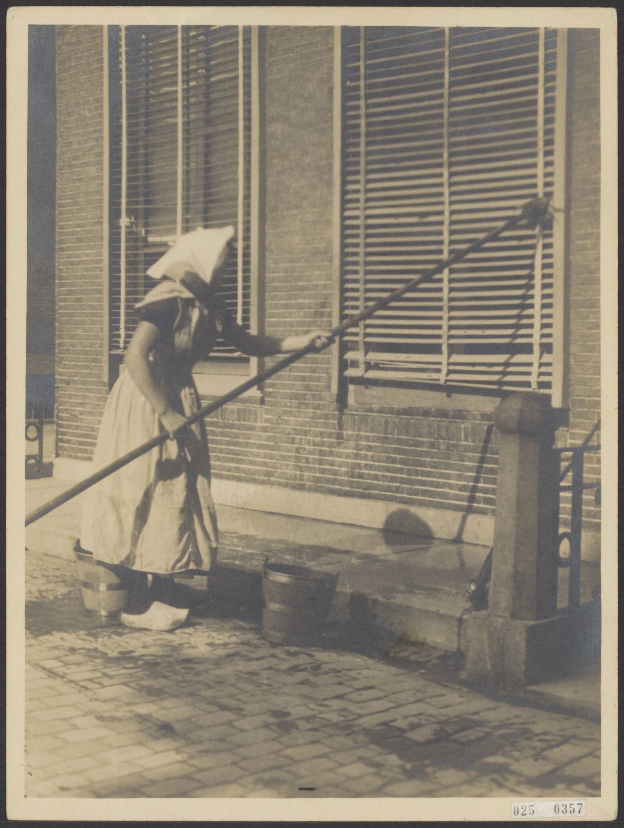 Fotocollectie Elsevier Binnenland — Zeeuwse vrouw reining de zonneschermen van een huis in Middelburg — Foto: Onbekend / Publiek Domein of Rechtenvrij. Licentie: Set B: Rechtenvrij / Publiek Domein. Bron: Nationaal Archief. http://hdl.handle.net/10648/adda4d90-d0b4-102d-bcf8-003048976d84