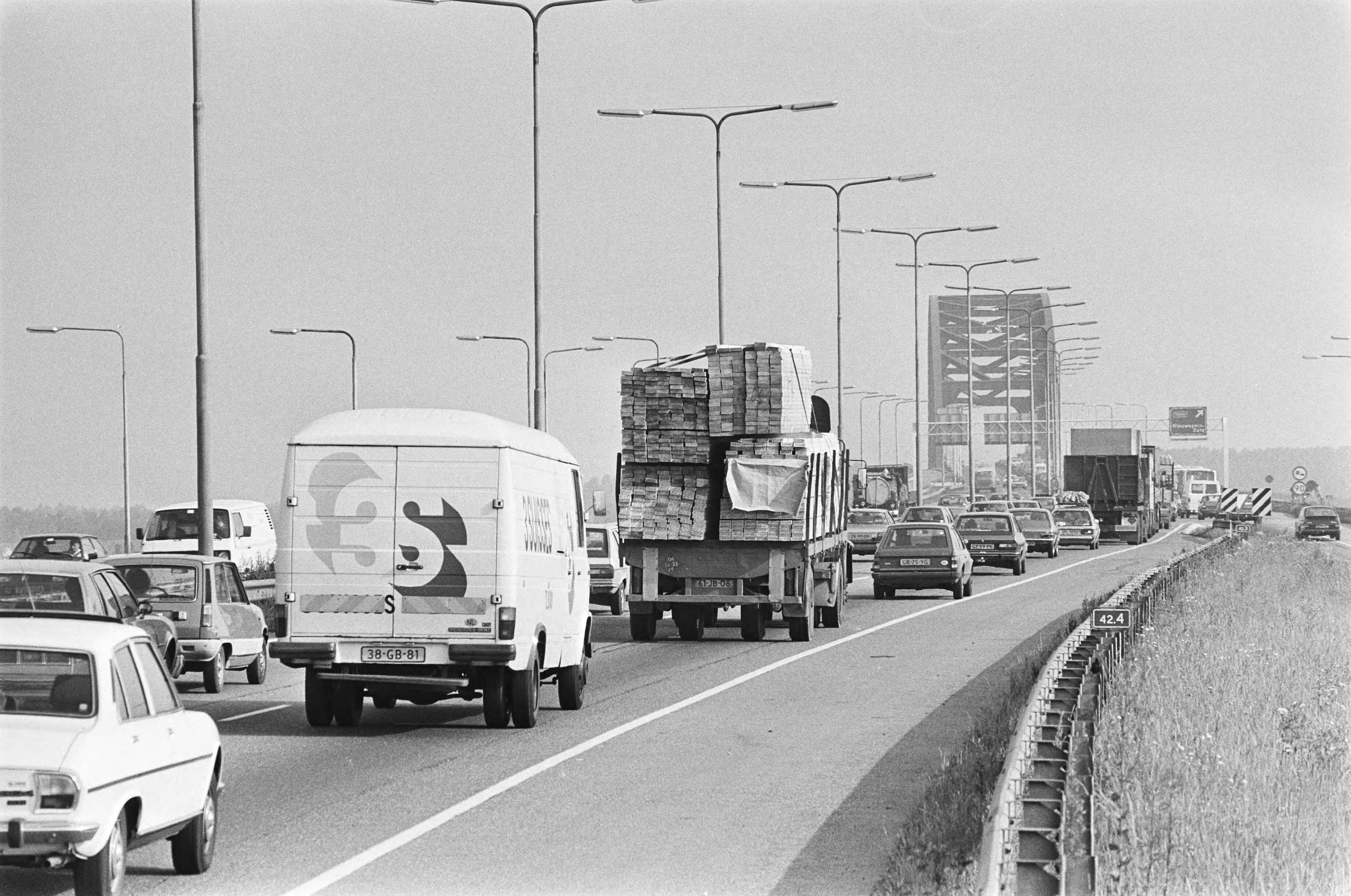 Fotocollectie Anefo — Morgen opent gedeelte snelweg A27 tussen Vianen en nieuwe verkeersplein Lunetten; lange files op de Lekbrug bij Vianen — Foto: Antonisse, Marcel / Anefo. Licentie: Set B: Rechtenvrij / Publiek Domein. Bron: Nationaal Archief. http://hdl.handle.net/10648/acfea560-d0b4-102d-bcf8-003048976d84
