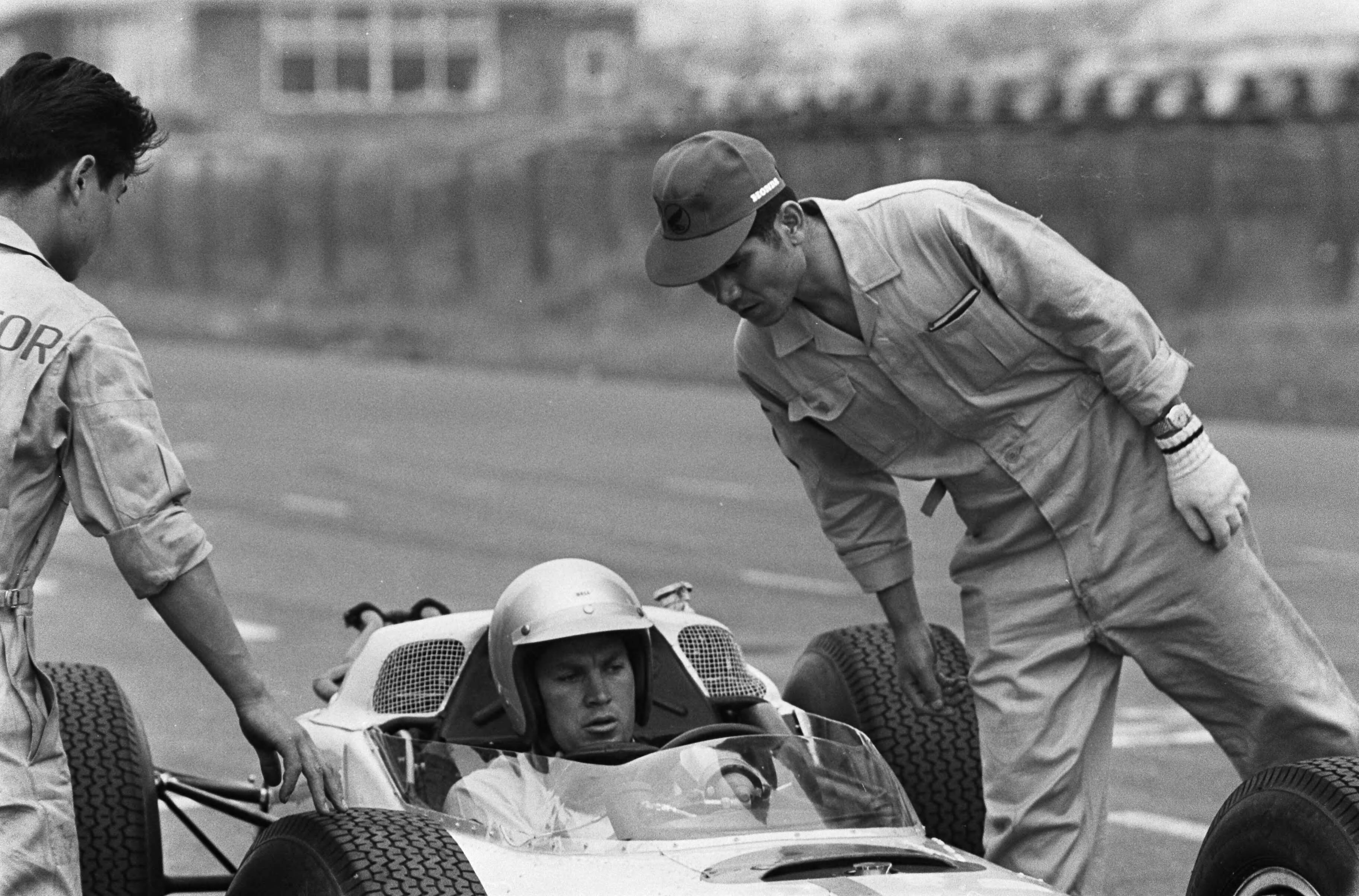 Fotocollectie Anefo — Autoprimeur op het Zandvoortse circuit. Perspresentatie van testritten van de Japanse Honda 12 cylindermoter Formule 1 raceauto, gereden door Ron Bucknum. In de auto met twee Japanse monteurs — Foto: Pot, Harry / Anefo (1). Licentie: Set B: Rechtenvrij / Publiek Domein. Bron: Nationaal Archief. http://hdl.handle.net/10648/aa71971c-d0b4-102d-bcf8-003048976d84