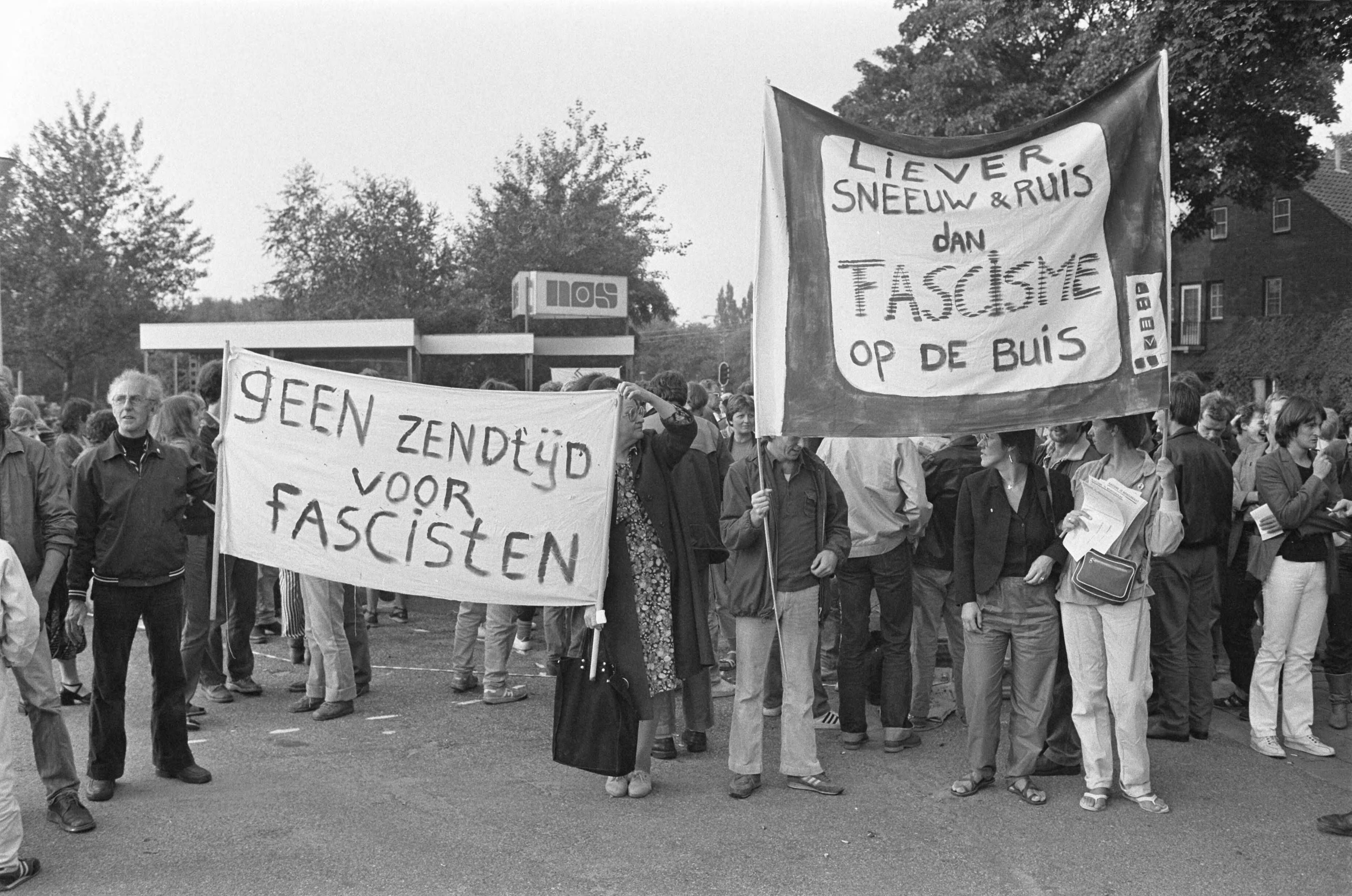 Fotocollectie Anefo — Demonstratie bij de NOS in Hilversum tegen politieke uitzending van de Centrumpartij — Foto: Antonisse, Marcel / Anefo. Licentie: Set B: Rechtenvrij / Publiek Domein. Bron: Nationaal Archief. http://hdl.handle.net/10648/ad1d5f00-d0b4-102d-bcf8-003048976d84