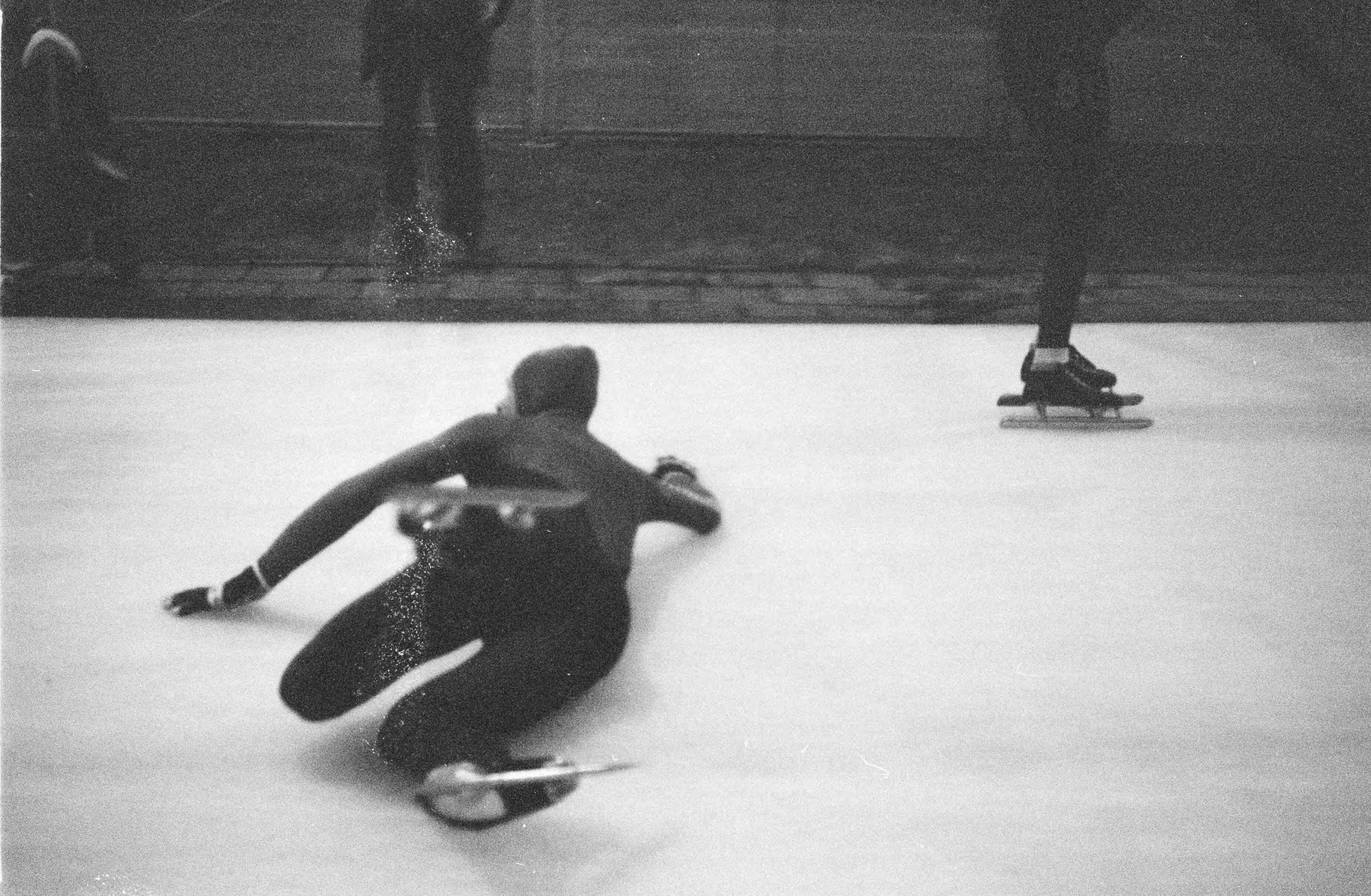 Fotocollectie Anefo — Kampioenswedstrijden marathon schaatsen op Uithof in Den Haag . Winnaar Jan Kaaman (l.) tijdens de finish, (r.) Dries van Wijhe — Foto: Dijk, Hans van / Anefo. Licentie: Set B: Rechtenvrij / Publiek Domein. Bron: Nationaal Archief. http://hdl.handle.net/10648/ad7c5dde-d0b4-102d-bcf8-003048976d84