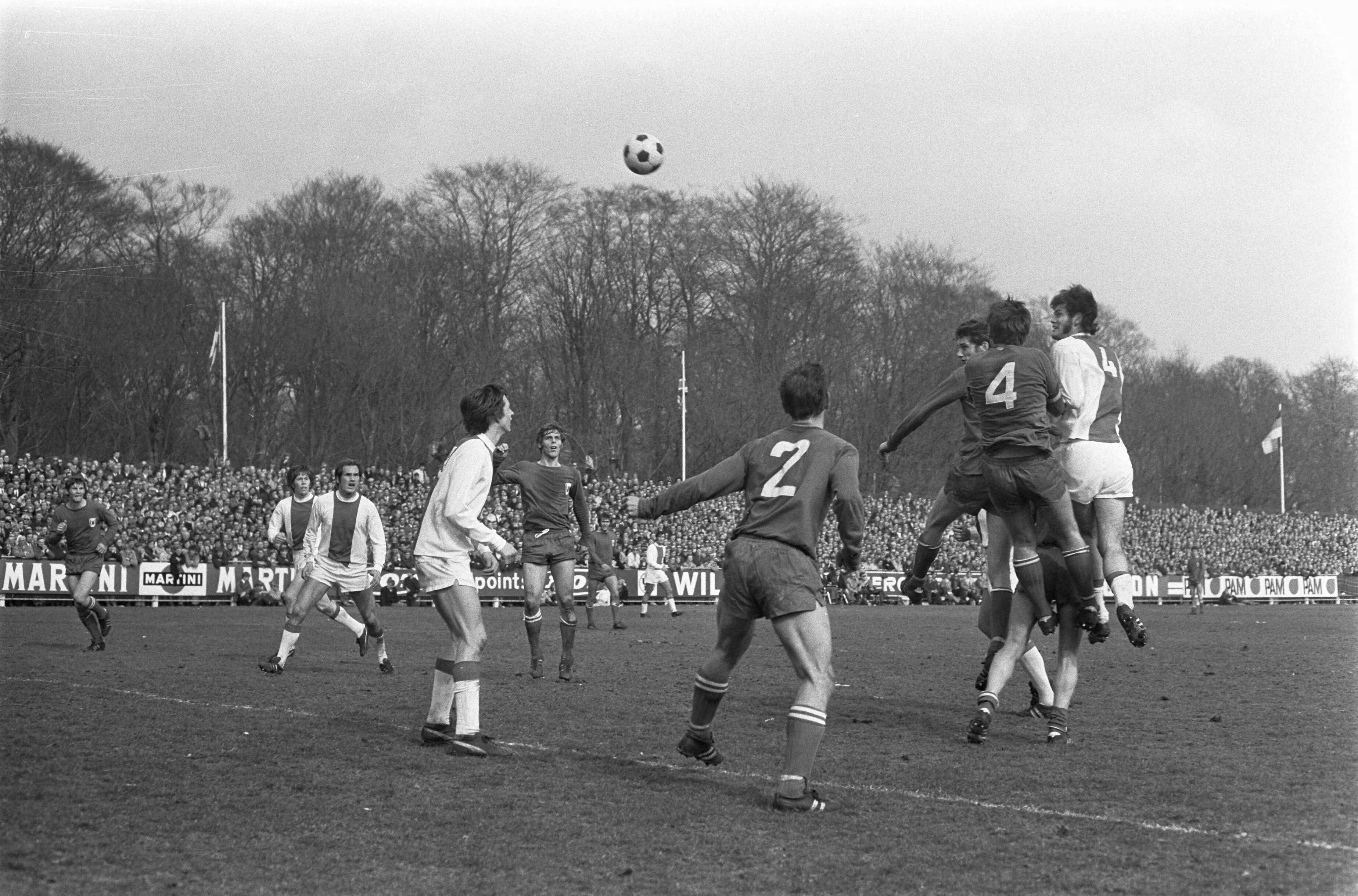AZ 67 tegen Ajax: 2-1 — Johan Cruijff in actie — Foto: Fotograaf Onbekend / Anefo. Licentie: Set B: Rechtenvrij / Publiek Domein. Bron: Nationaal Archief. http://hdl.handle.net/10648/ab93c21e-d0b4-102d-bcf8-003048976d84