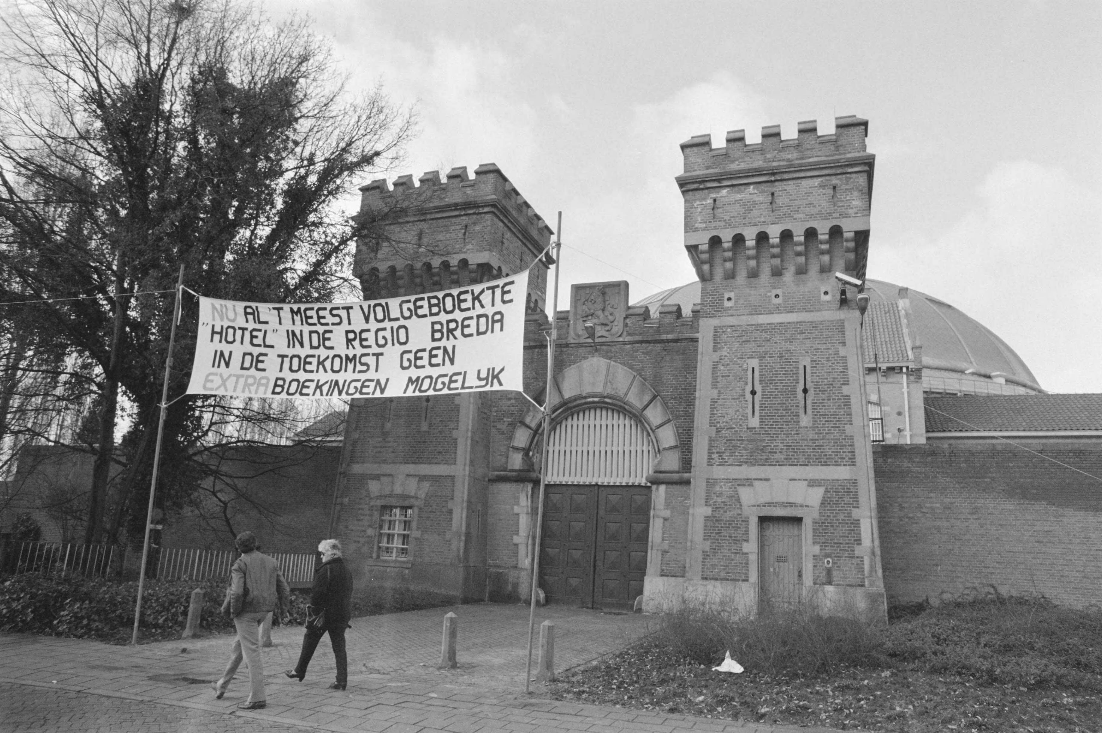 Fotocollectie Anefo — Demonstratieve werkonderbreking personeel gevangenis De Boschpoort in Breda — Foto: Bogaerts, Rob / Anefo. Licentie: Set B: Rechtenvrij / Publiek Domein. Bron: Nationaal Archief. http://hdl.handle.net/10648/ad686f40-d0b4-102d-bcf8-003048976d84