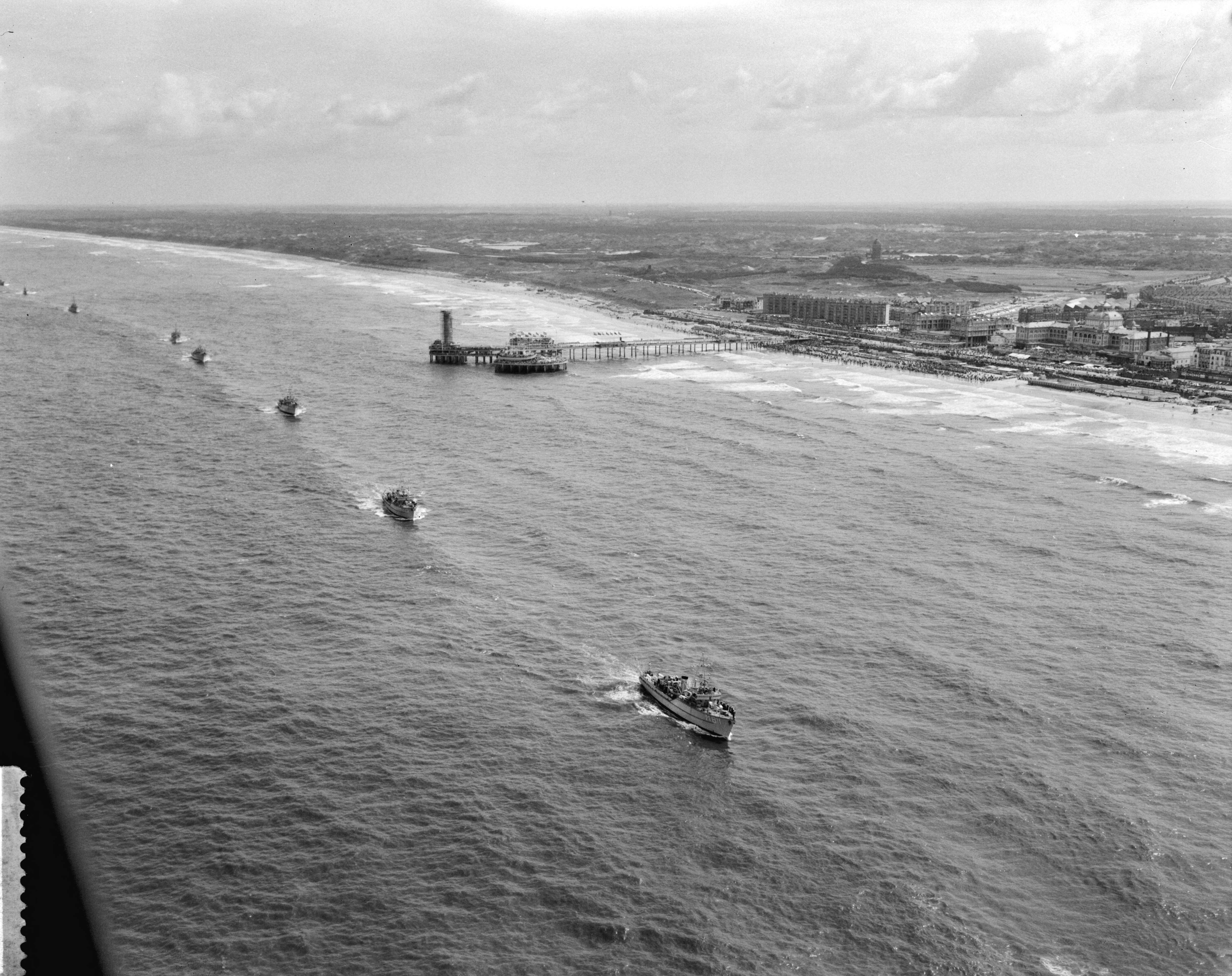 Fotocollectie Anefo — Vlootschouw bij Scheveningen (luchtopnamen) — Foto: Rossem, Wim van / Anefo. Licentie: Set B: Rechtenvrij / Publiek Domein. Bron: Nationaal Archief. http://hdl.handle.net/10648/a9db886c-d0b4-102d-bcf8-003048976d84