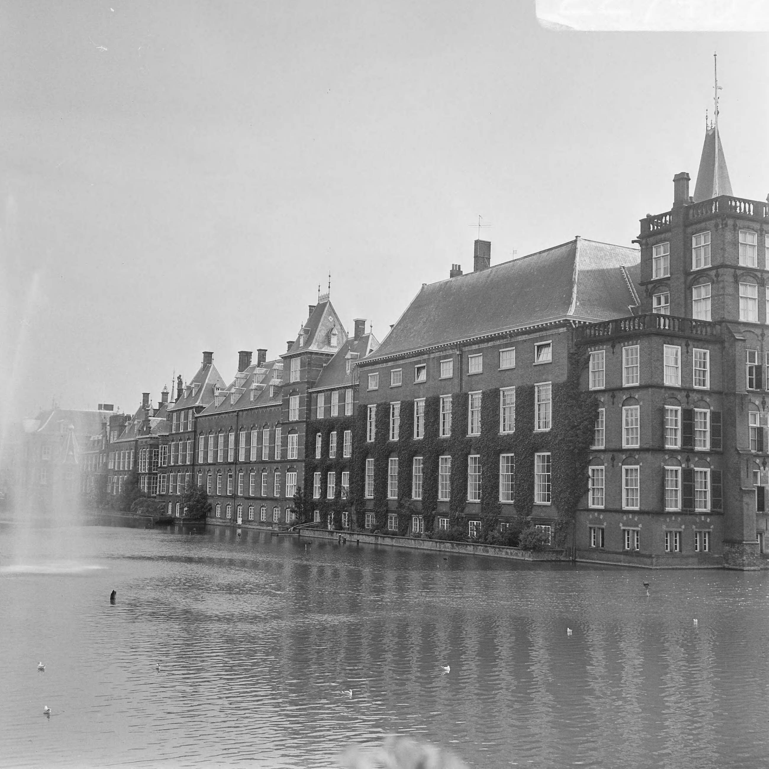 Fotocollectie Anefo — Overzicht Binnenhof Den Haag , ext.: Binnenhof vanaf de Lange Vijverberg — Foto: Evers, Joost / Anefo. Licentie: Set B: Rechtenvrij / Publiek Domein. Bron: Nationaal Archief. http://hdl.handle.net/10648/ab77c7da-d0b4-102d-bcf8-003048976d84