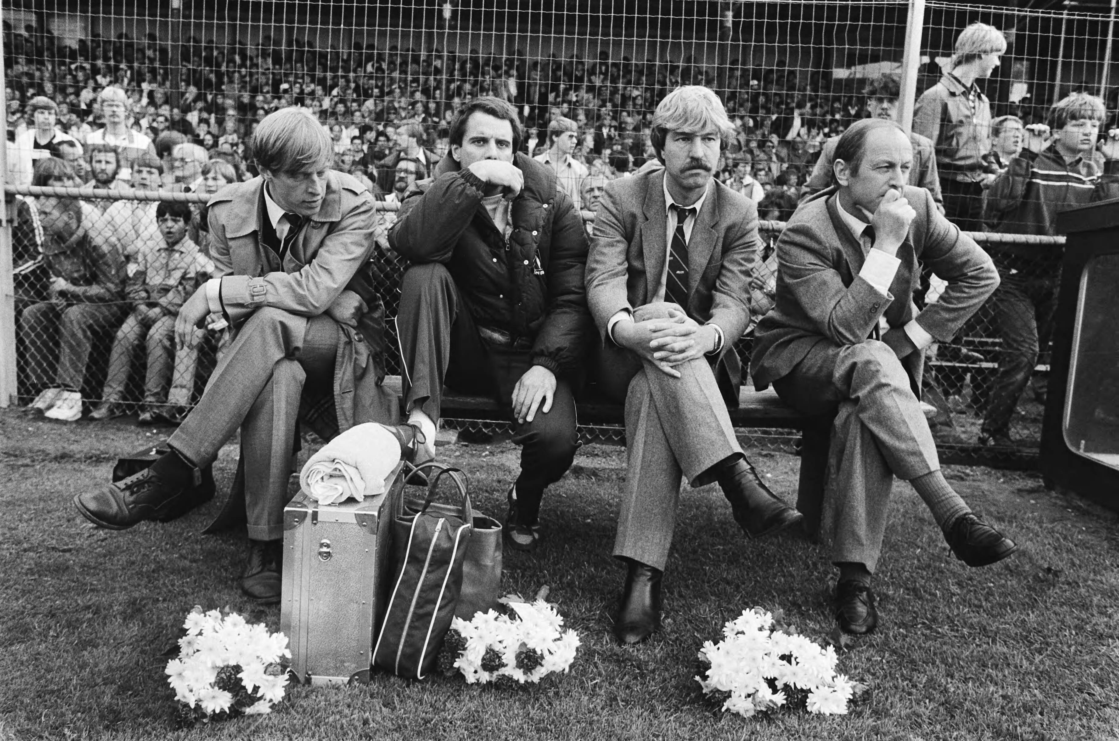 Fotocollectie Anefo — Voetbal Haarlem tegen Ajax 1-3; 15, 16: Linder (r) met (l) naast hem Aad de Mos op bankje, op voorgrond bloemen — Foto: Bogaerts, Rob / Anefo. Licentie: Set B: Rechtenvrij / Publiek Domein. Bron: Nationaal Archief. http://hdl.handle.net/10648/ad18212a-d0b4-102d-bcf8-003048976d84