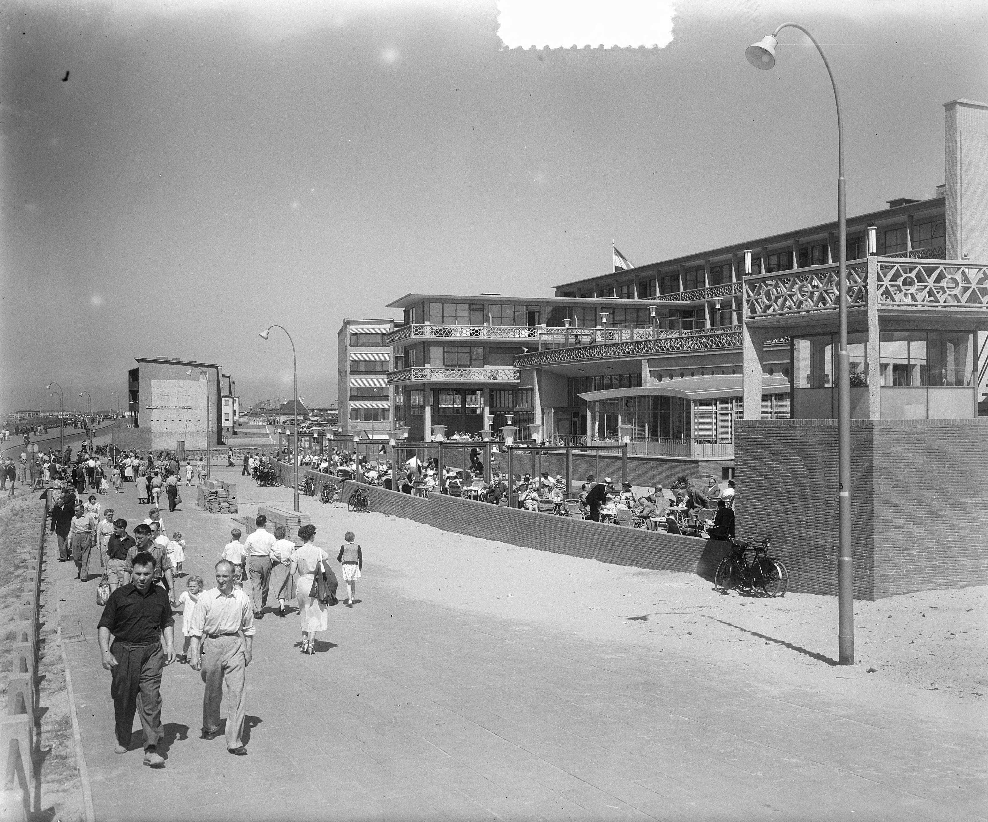 Fotocollectie Anefo — Pinksterdrukte op Zandvoort — Foto: Pot, Harry / Anefo. Licentie: Set B: Rechtenvrij / Publiek Domein. Bron: Nationaal Archief. http://hdl.handle.net/10648/a90c8cec-d0b4-102d-bcf8-003048976d84